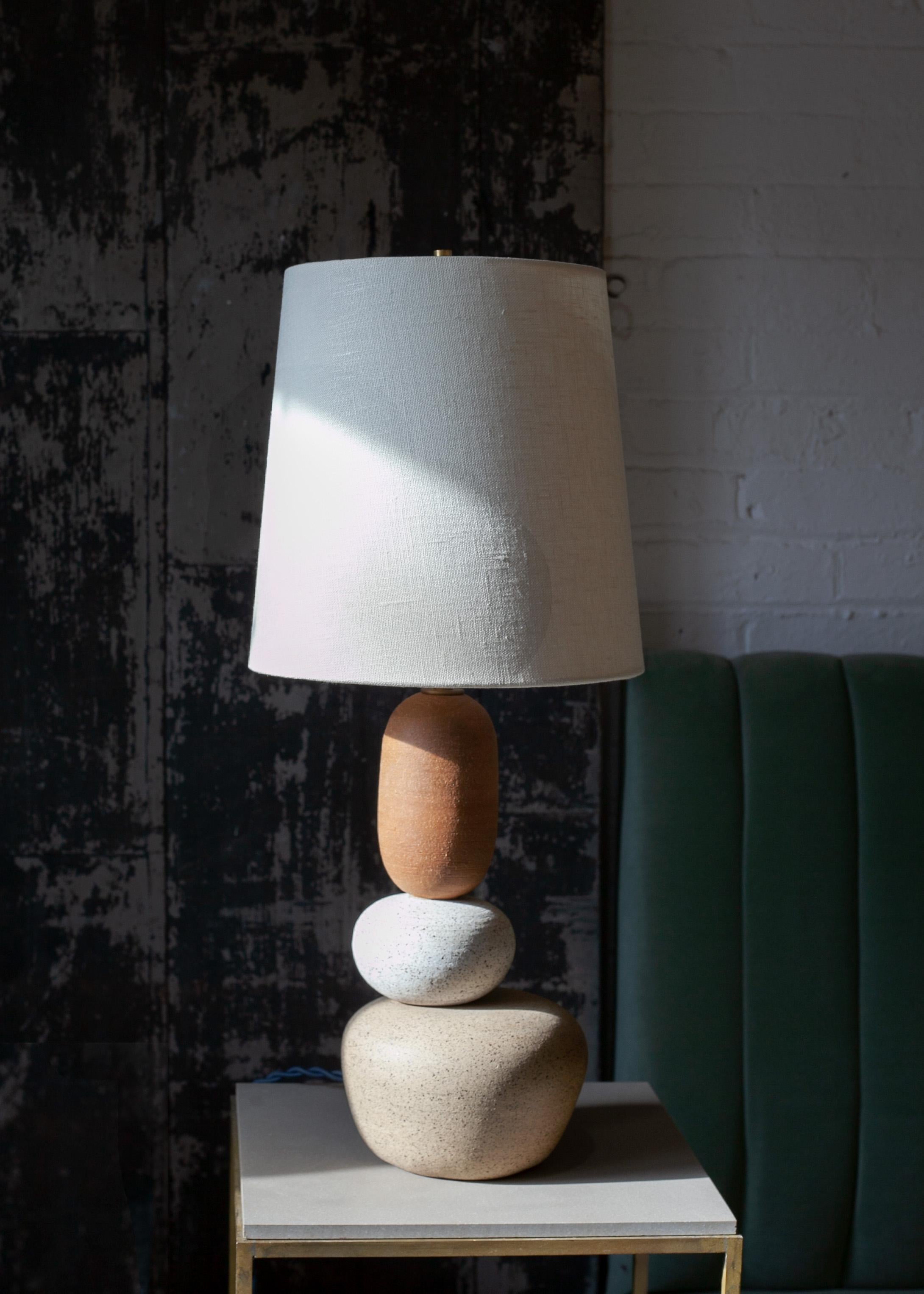 XXIe siècle et contemporain Lampe contemporaine Lorimer en céramique faite à la main en vente