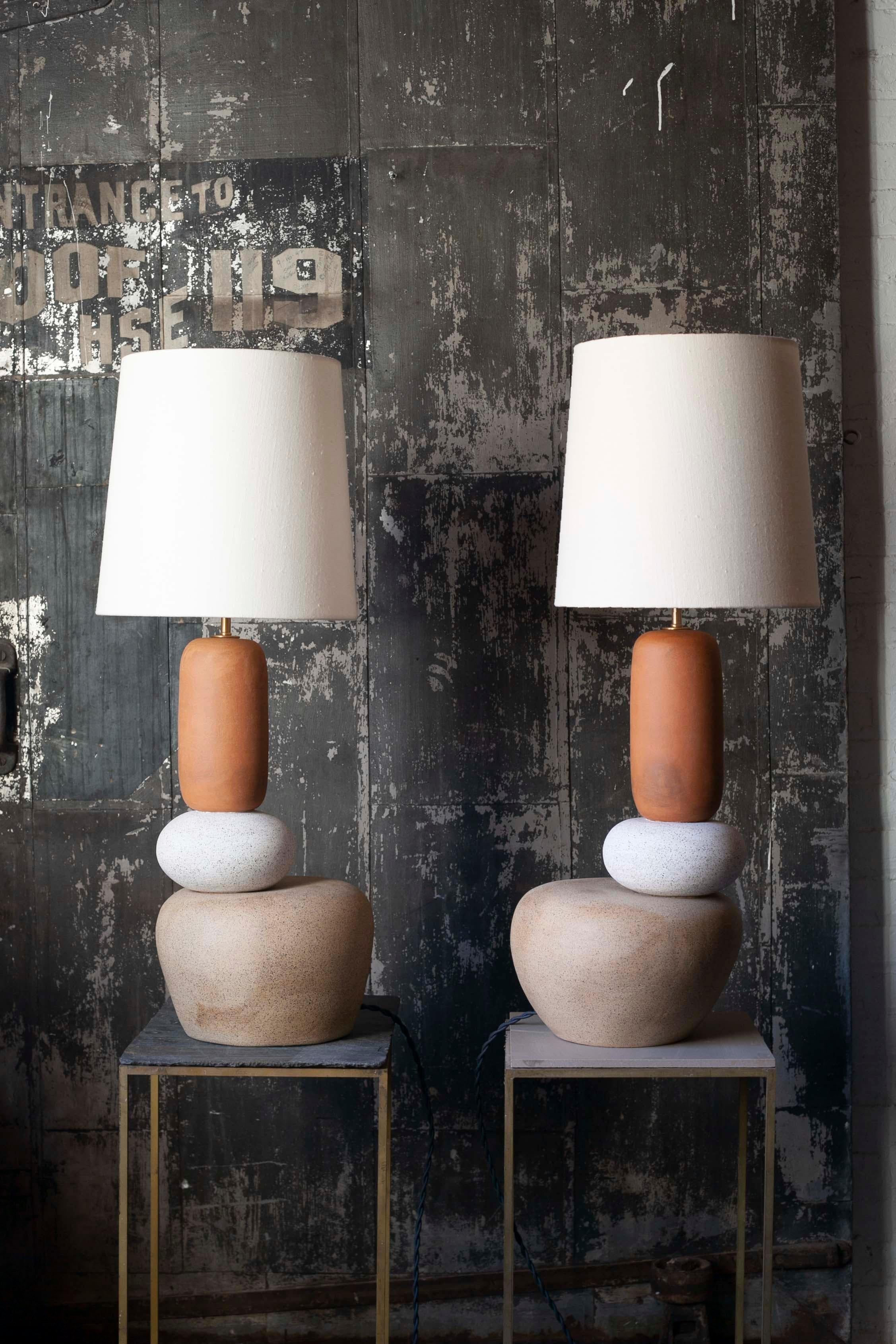 Sculpté Lampe Lorimer contemporaine en céramique faite à la main XL en vente
