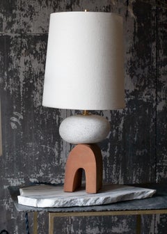 Zeitgenössische handgefertigte Mini Devoe-Tischlampe aus Keramik in Weiß und Rot