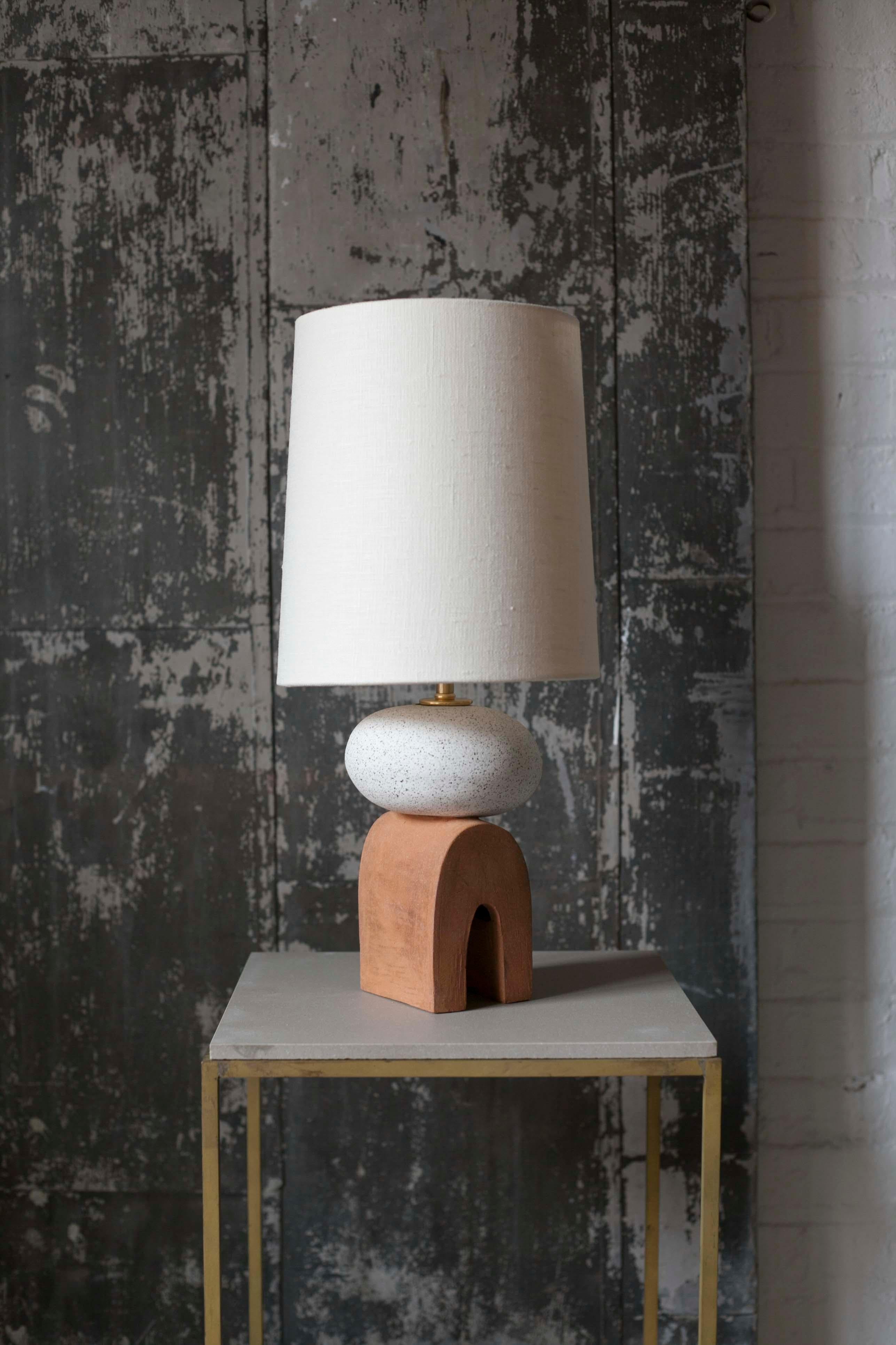 Moderne Petite lampe de bureau contemporaine Devoe en céramique faite à la main, blanche et rouge en vente