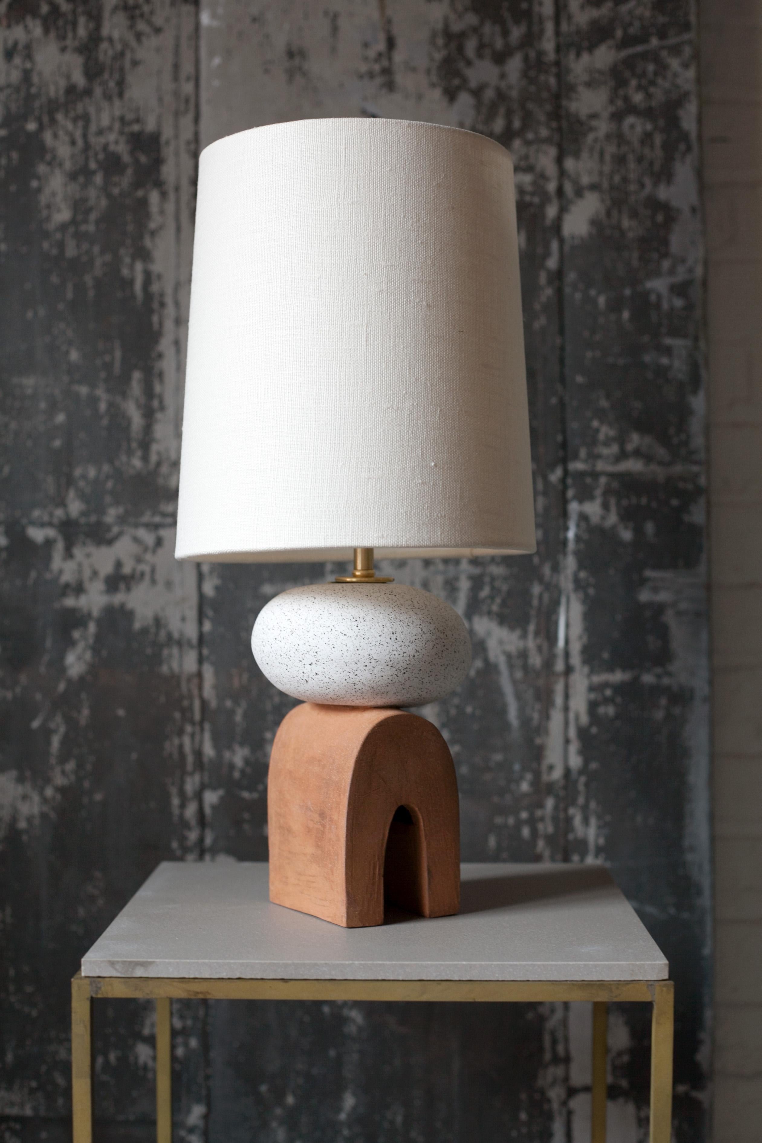Américain Petite lampe de bureau contemporaine Devoe en céramique faite à la main, blanche et rouge en vente