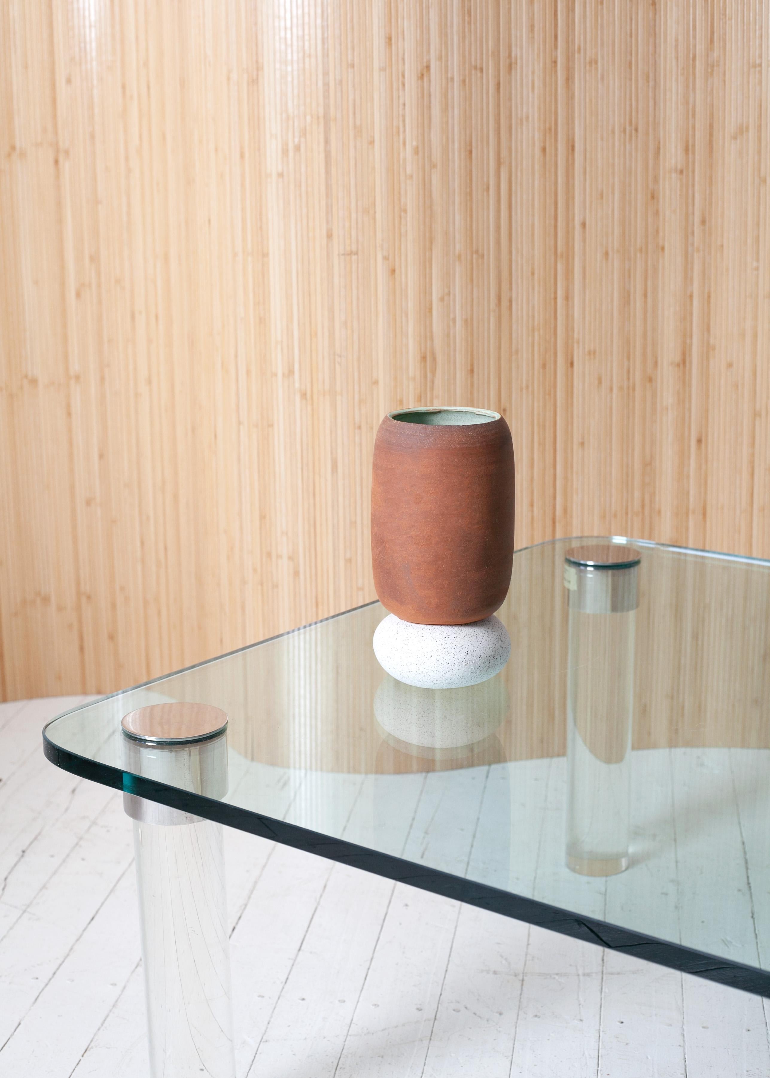 Vase Noble en céramique, unique en son genre, en argile rouge avec base mouchetée de blanc, intérieur en glaçure vert cuivre. Le vase est composé de deux corps d'argile différents et présente une surface de céramique brute, non émaillée, qui met en