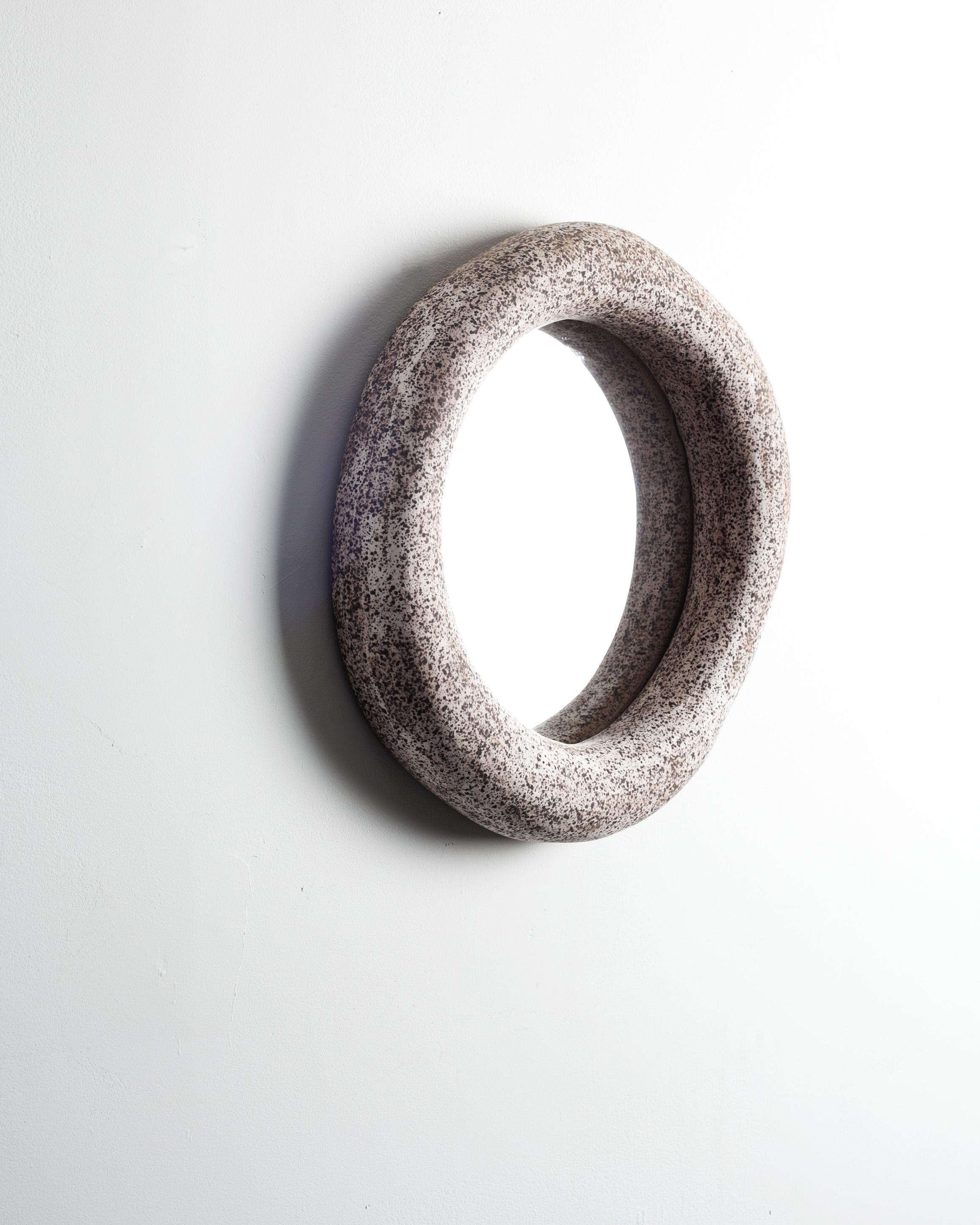 Moderno Specchio Clifford in ceramica contemporanea, fatto a mano e in gres in vendita