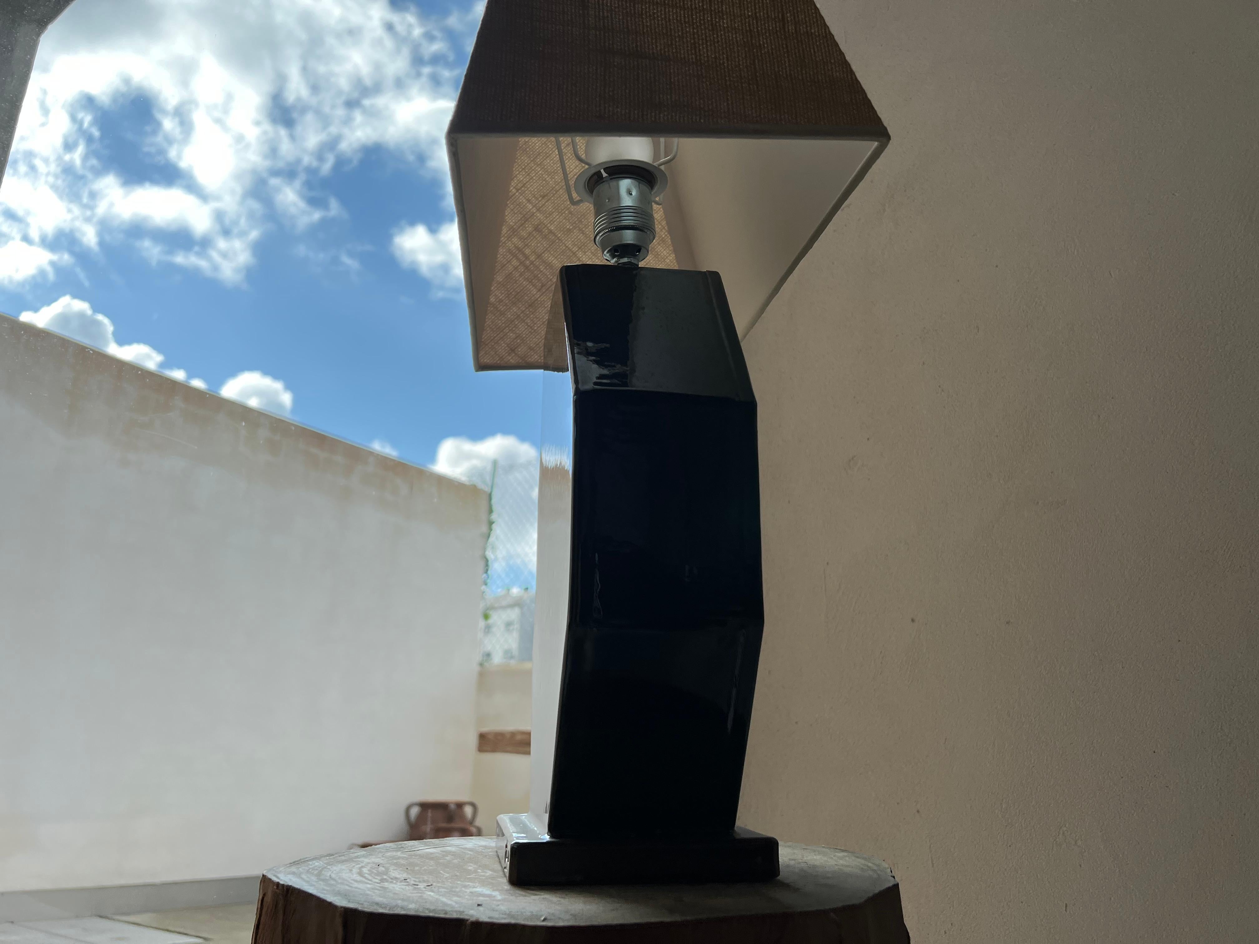 Vernissé Lampe d'appoint contemporaine en céramique faite à la main, Greene & Greene Greene avec abat-jour en vente