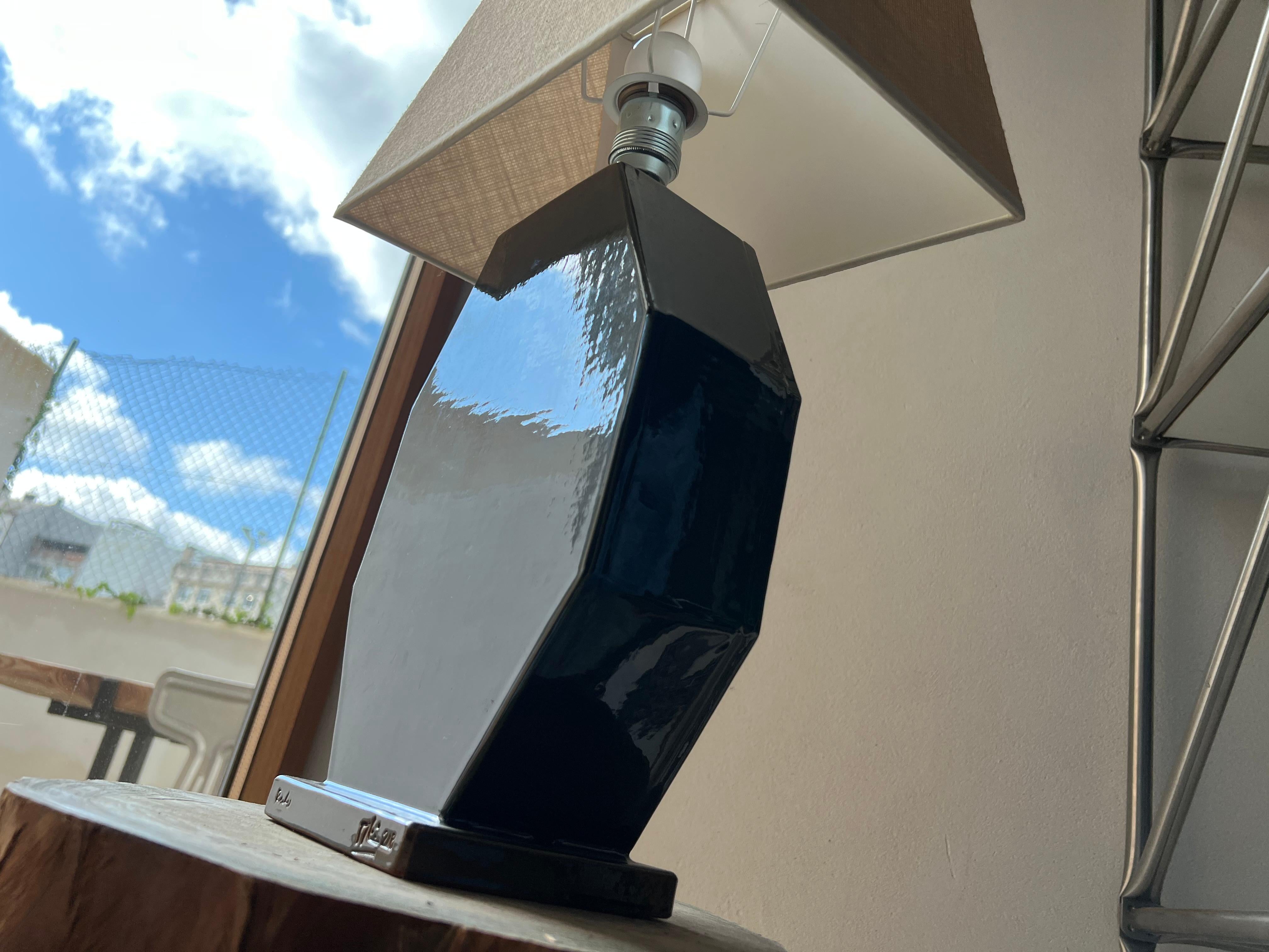 Lampe d'appoint contemporaine en céramique faite à la main, Greene & Greene Greene avec abat-jour en vente 1