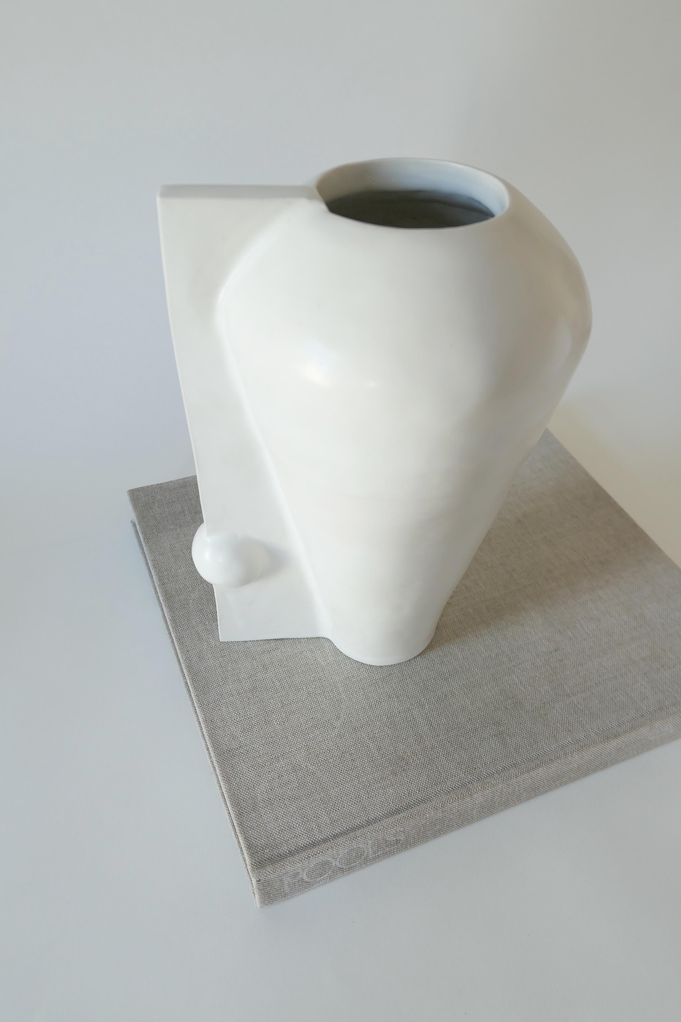 Zeitgenössische handgefertigte Keramikvase  (Moderne) im Angebot