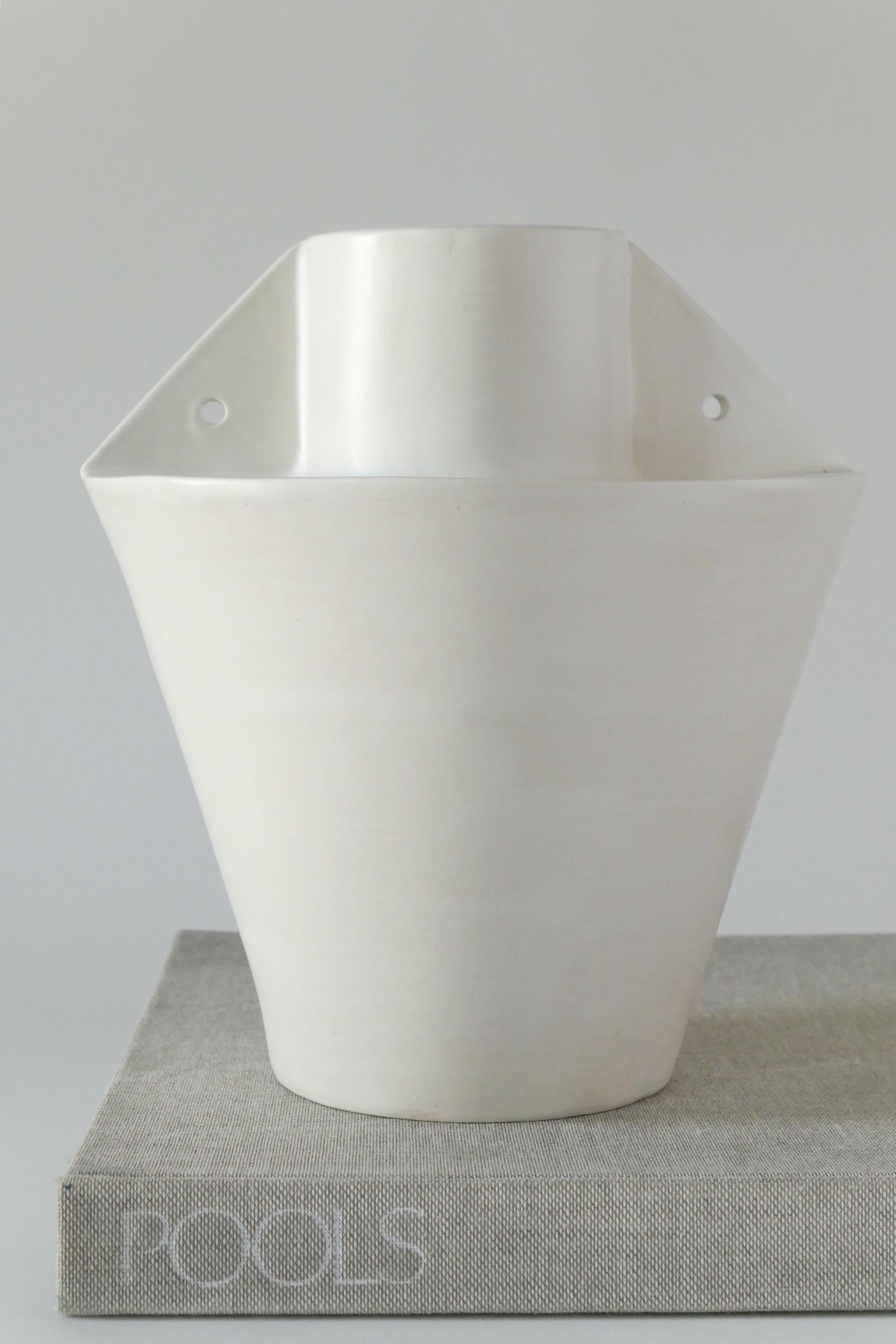 Moderne Vase contemporain en céramique fait à la main en vente