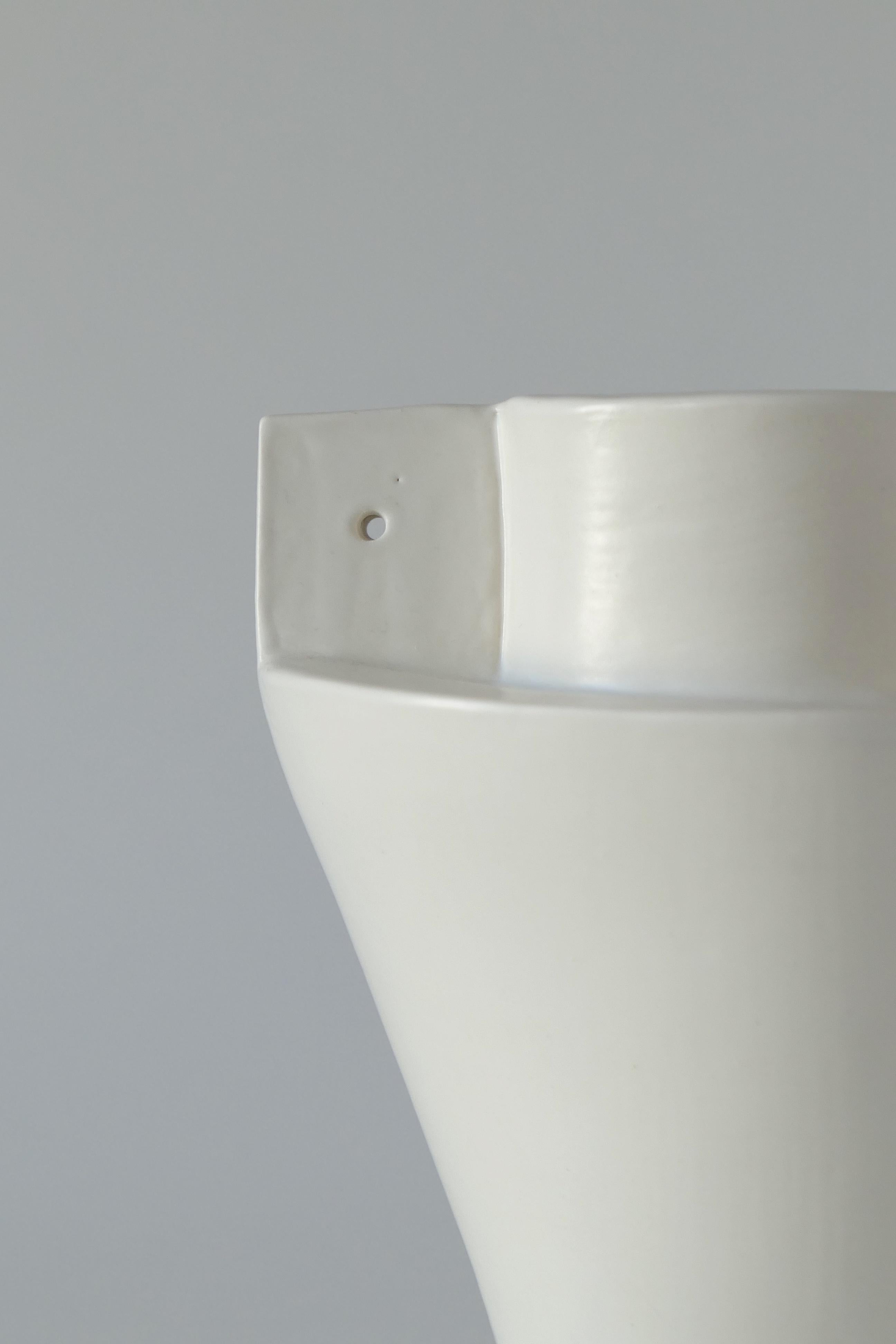 Moderne Vase en céramique contemporain fait à la main en vente