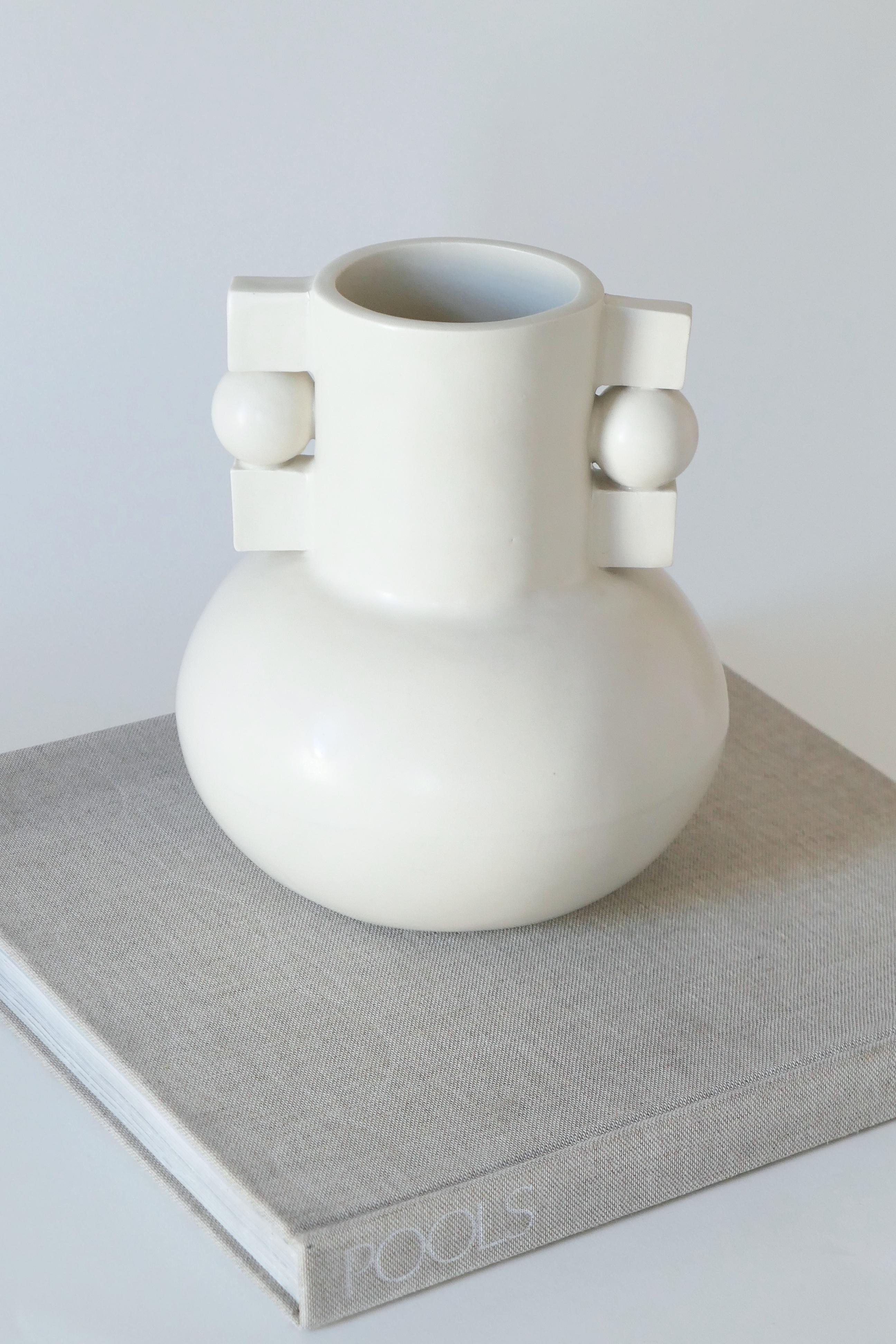 Moderne Vase contemporain en céramique fait à la main