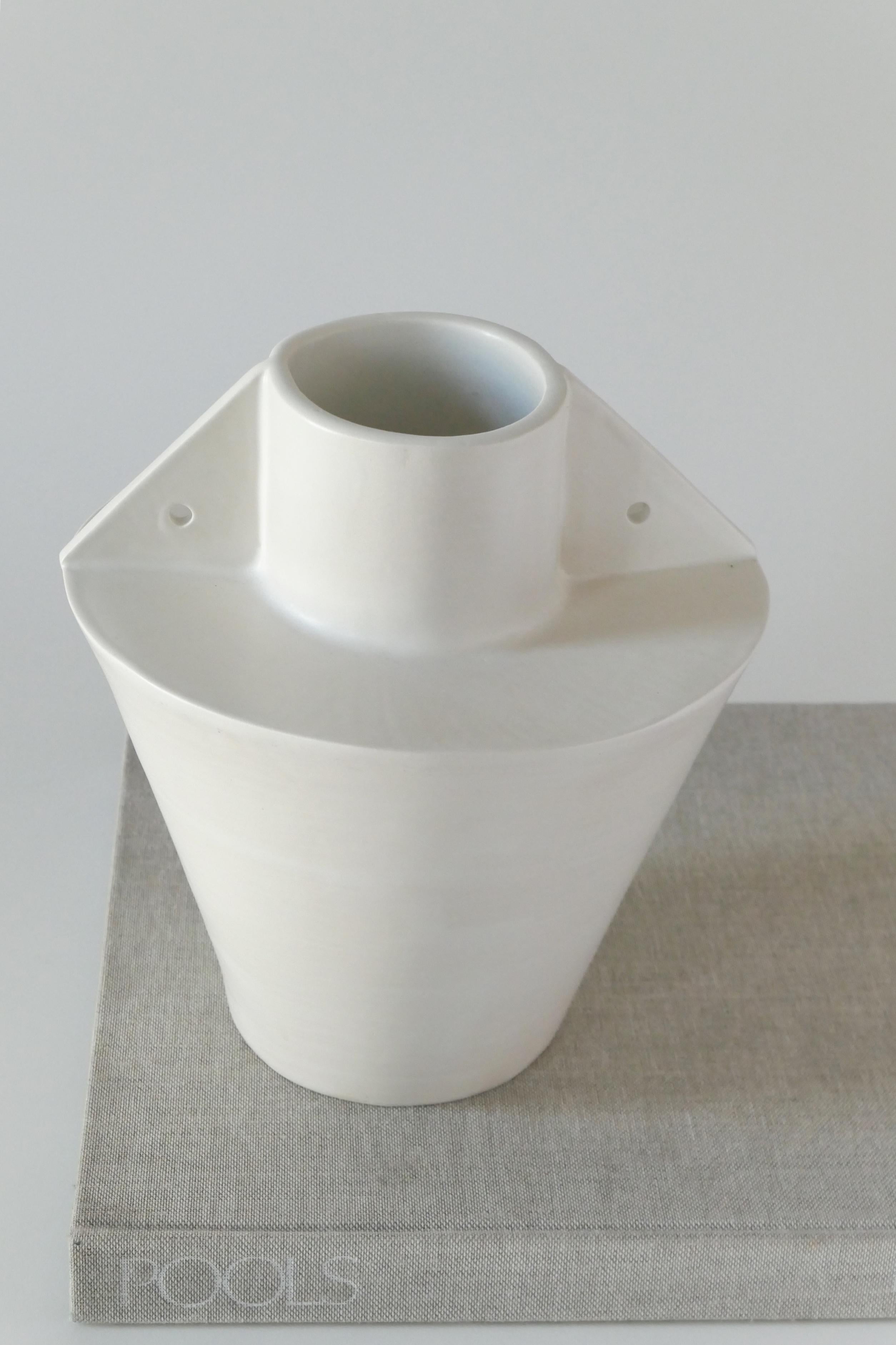 Américain Vase contemporain en céramique fait à la main en vente