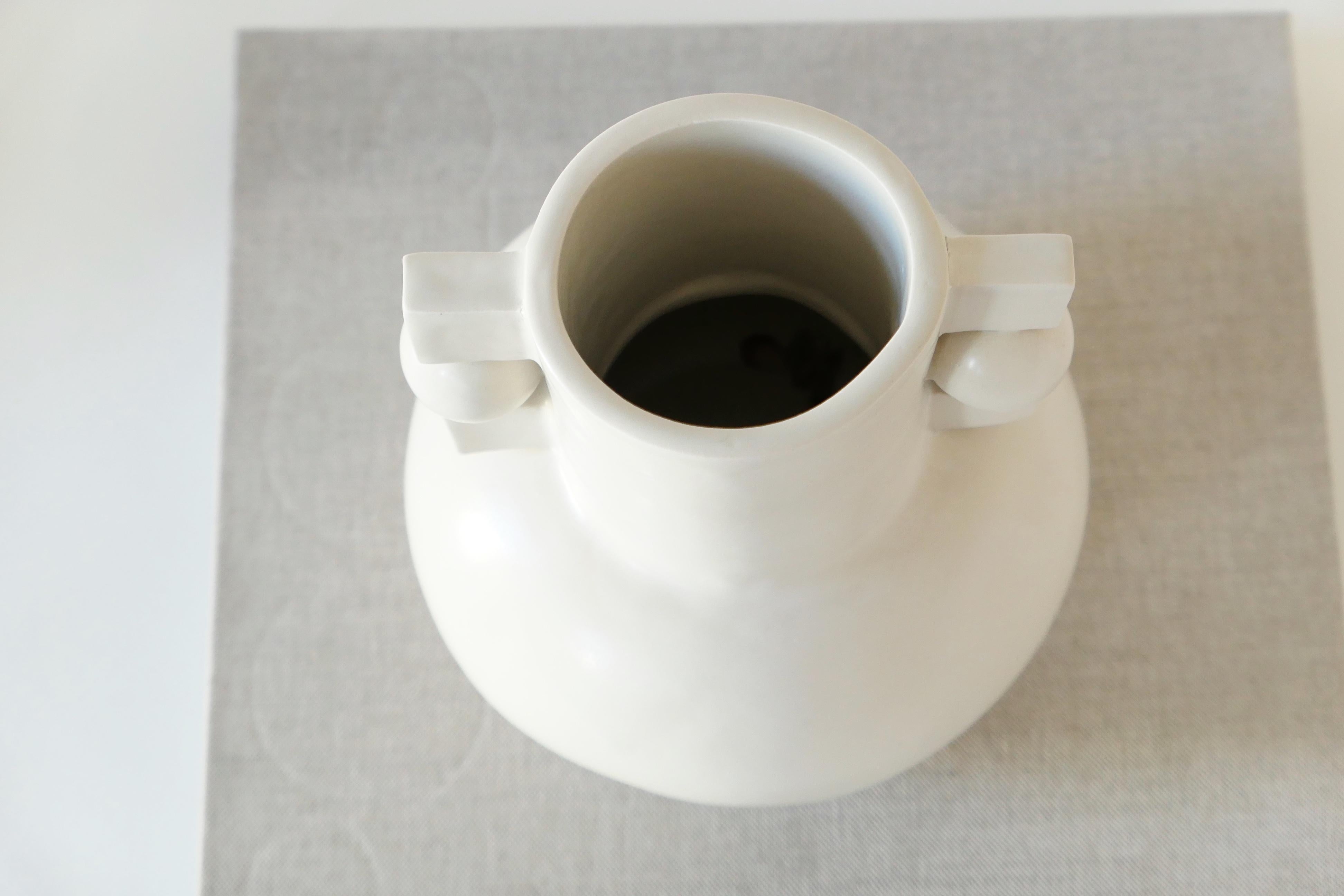 Américain Vase contemporain en céramique fait à la main