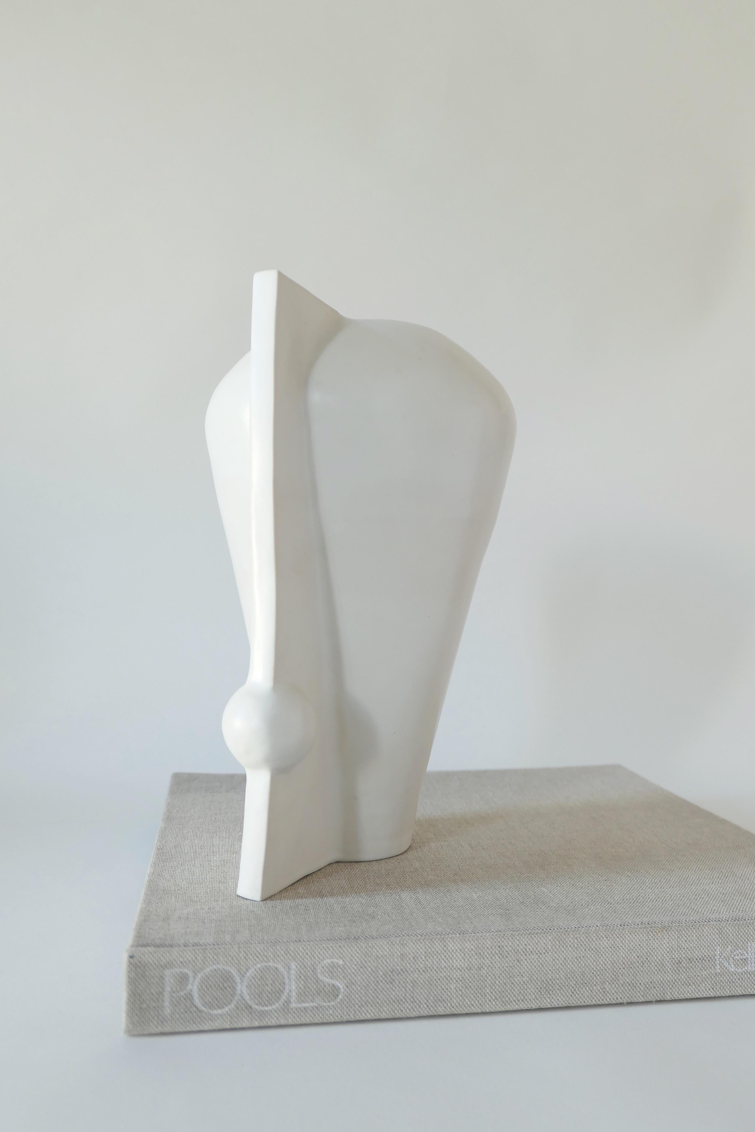 Sculpté à la main Vase en céramique contemporain fait à la main  en vente