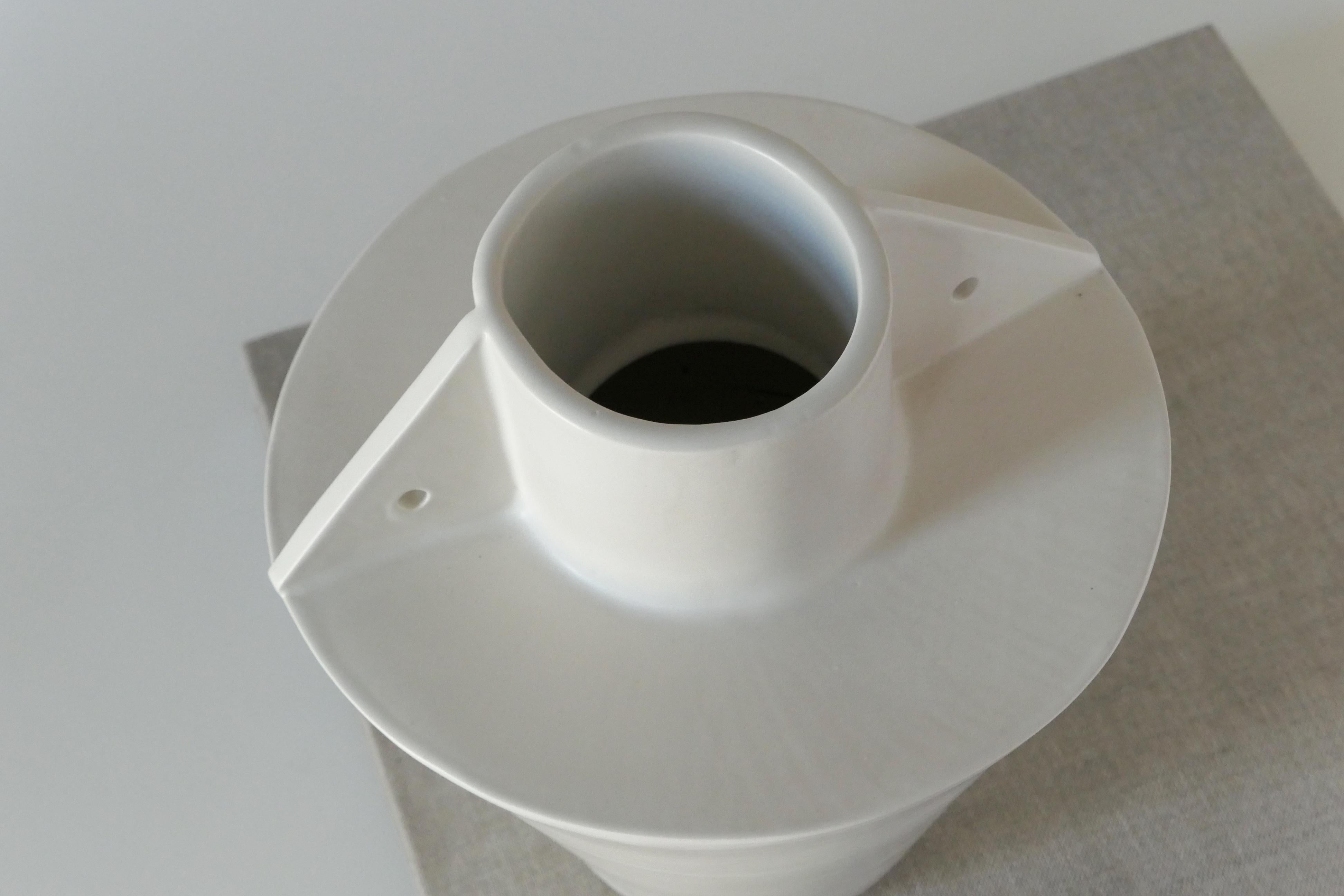 Contemporary Handmade Ceramic Vase (Handgeschnitzt) im Angebot