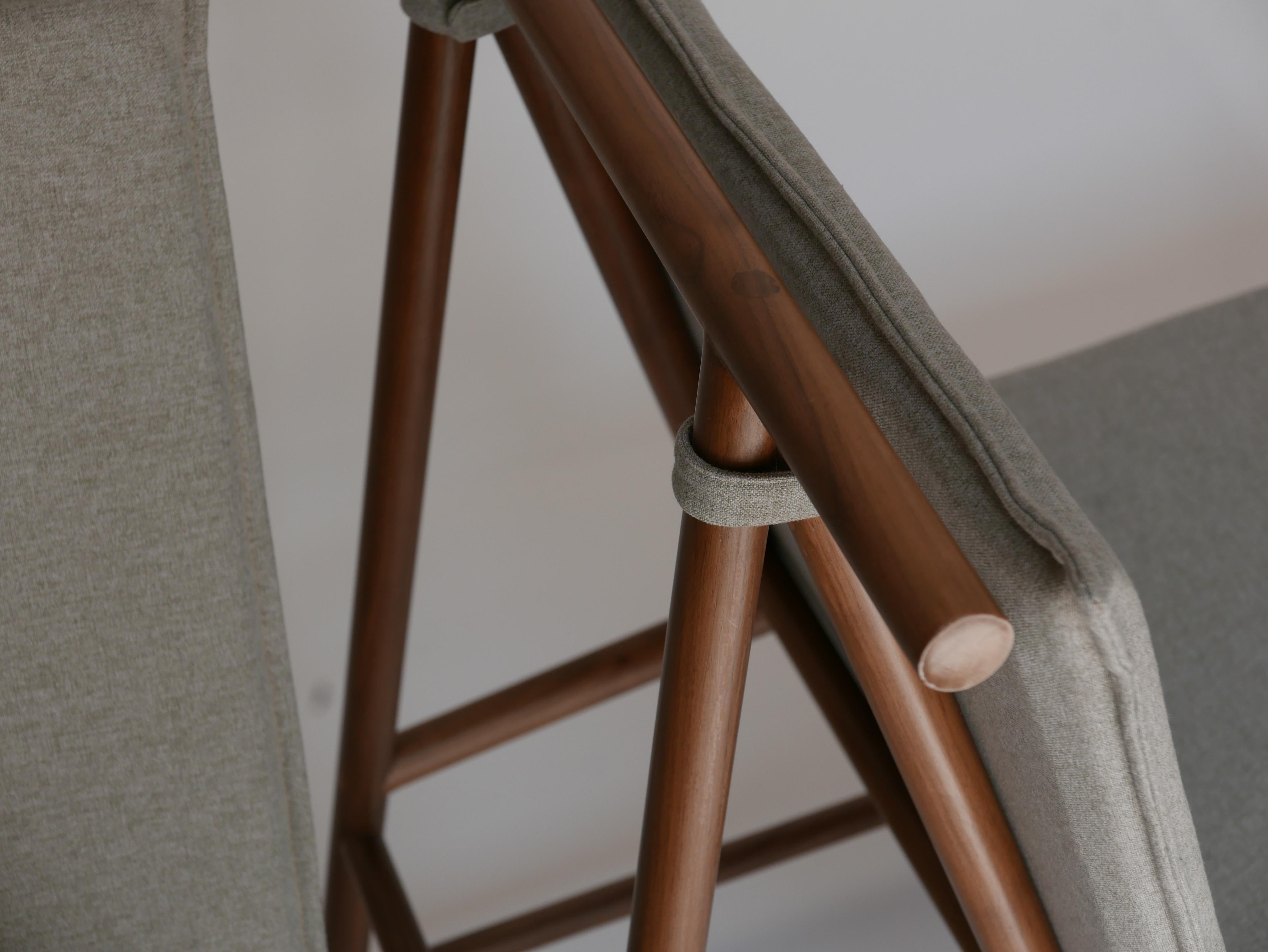 Minimalismo Sedia contemporanea fatta a mano in legno di noce in vendita