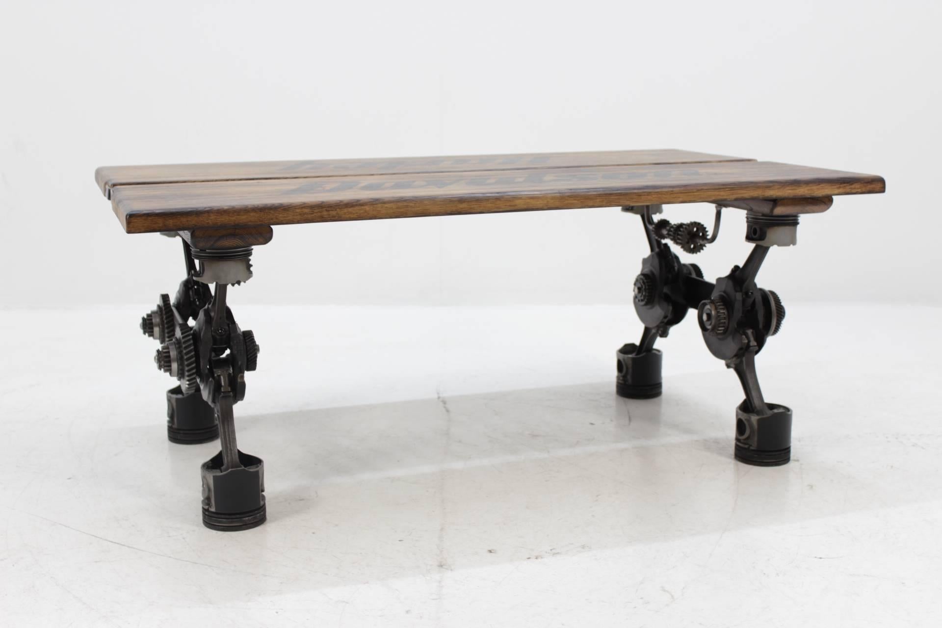 Cette table basse faite à la main a été fabriquée à partir de pièces recyclées de moteurs et d'autres matériaux. Le bureau supérieur est en bois de chêne massif.
Chaque pièce est unique et il n'y a pas de production en série.
Il existe une