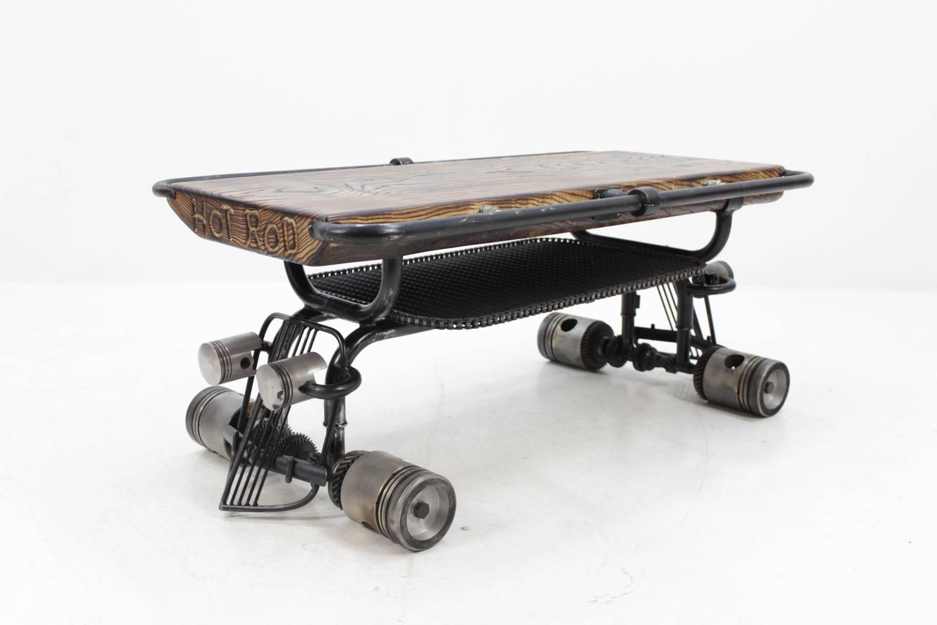 Cette table basse faite à la main a été fabriquée à partir de pièces recyclées de moteurs et d'autres matériaux. Le bureau supérieur est en bois de frêne massif.
Chaque pièce est unique et il n'y a pas de production en série.
Il existe une