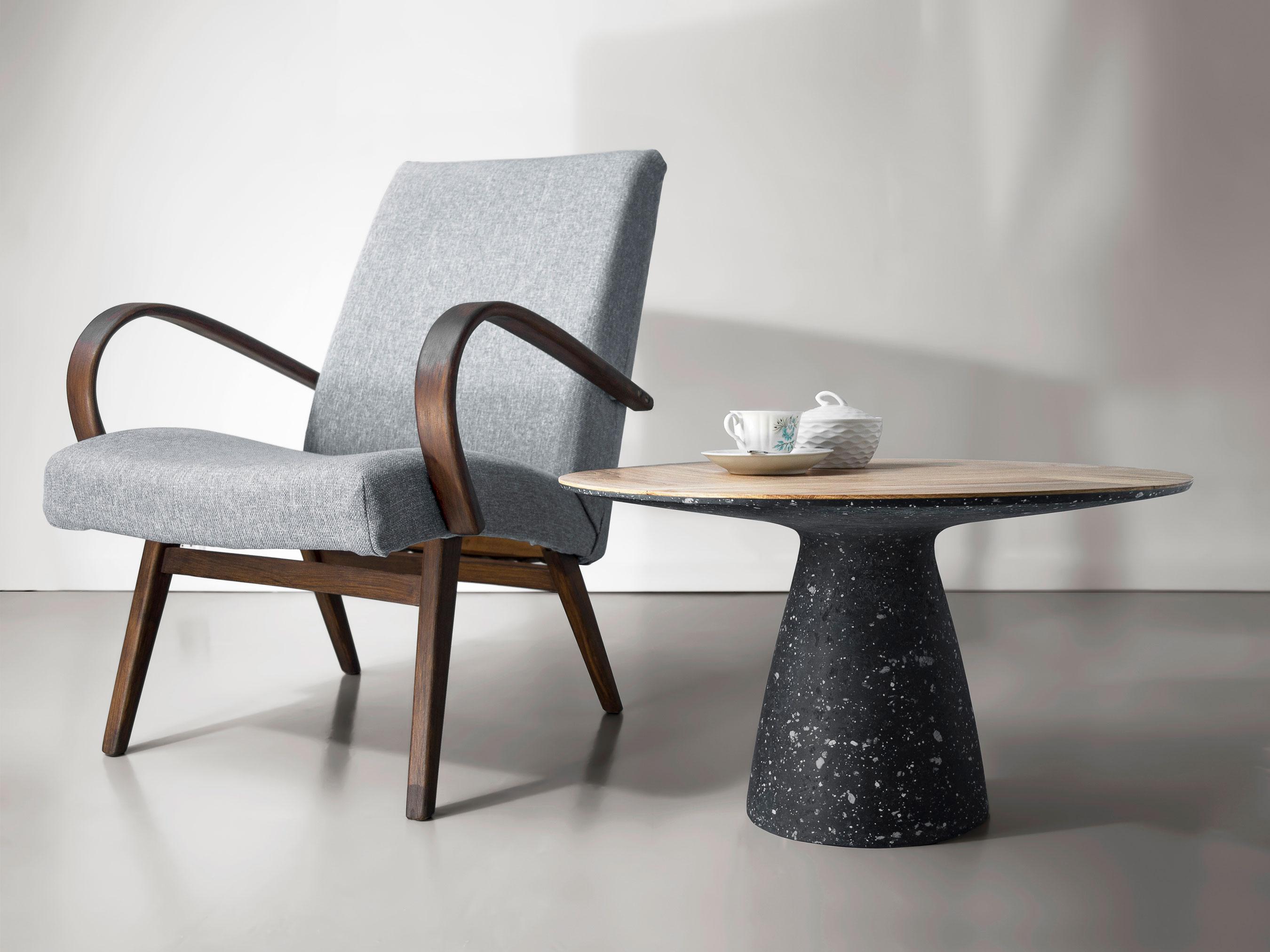 Minimaliste Table basse ronde moderne en chêne et béton noir par Donatas Žukauskas en vente