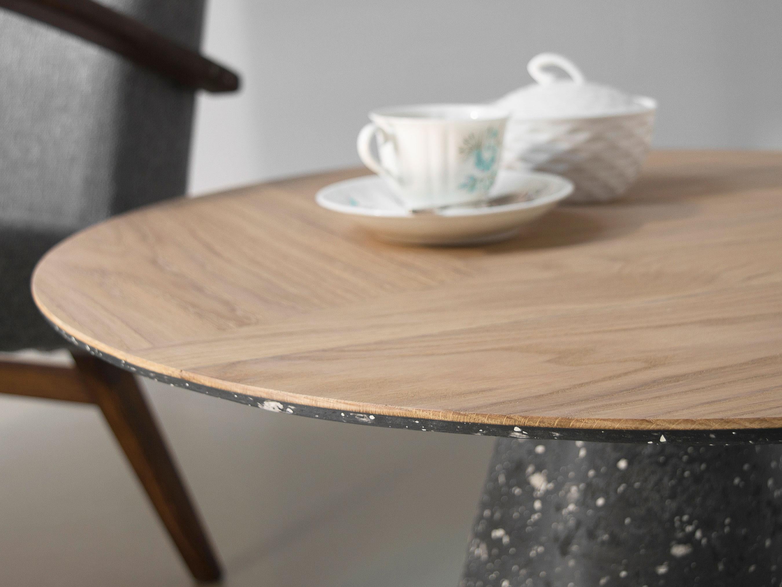 Modern round coffee table oak, black concrete by Donatas Žukauskas In New Condition For Sale In Rudamina, LT