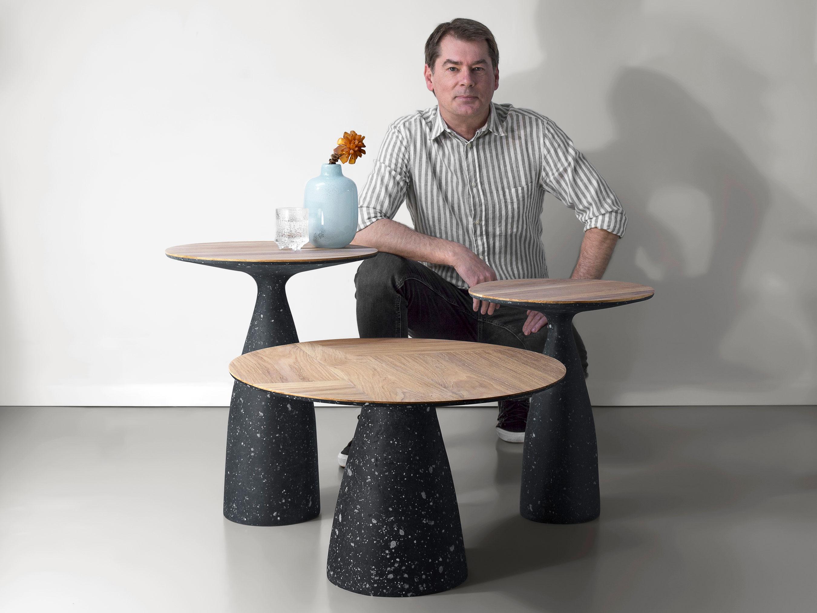 XXIe siècle et contemporain Table basse ronde moderne en chêne et béton noir par Donatas Žukauskas en vente