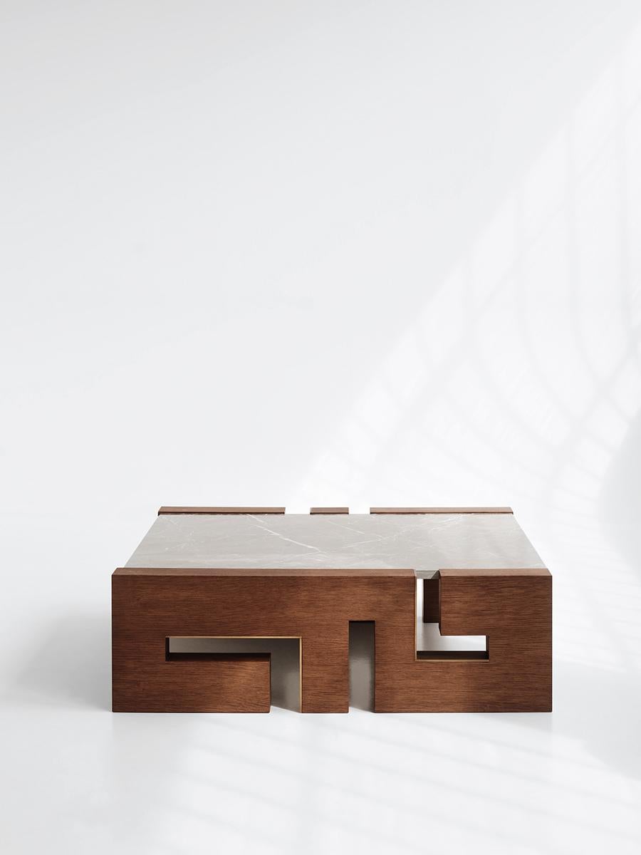 Moderne Table basse contemporaine faite à la main THISBE en bois massif et plateau en marbre par ANAKTAE en vente