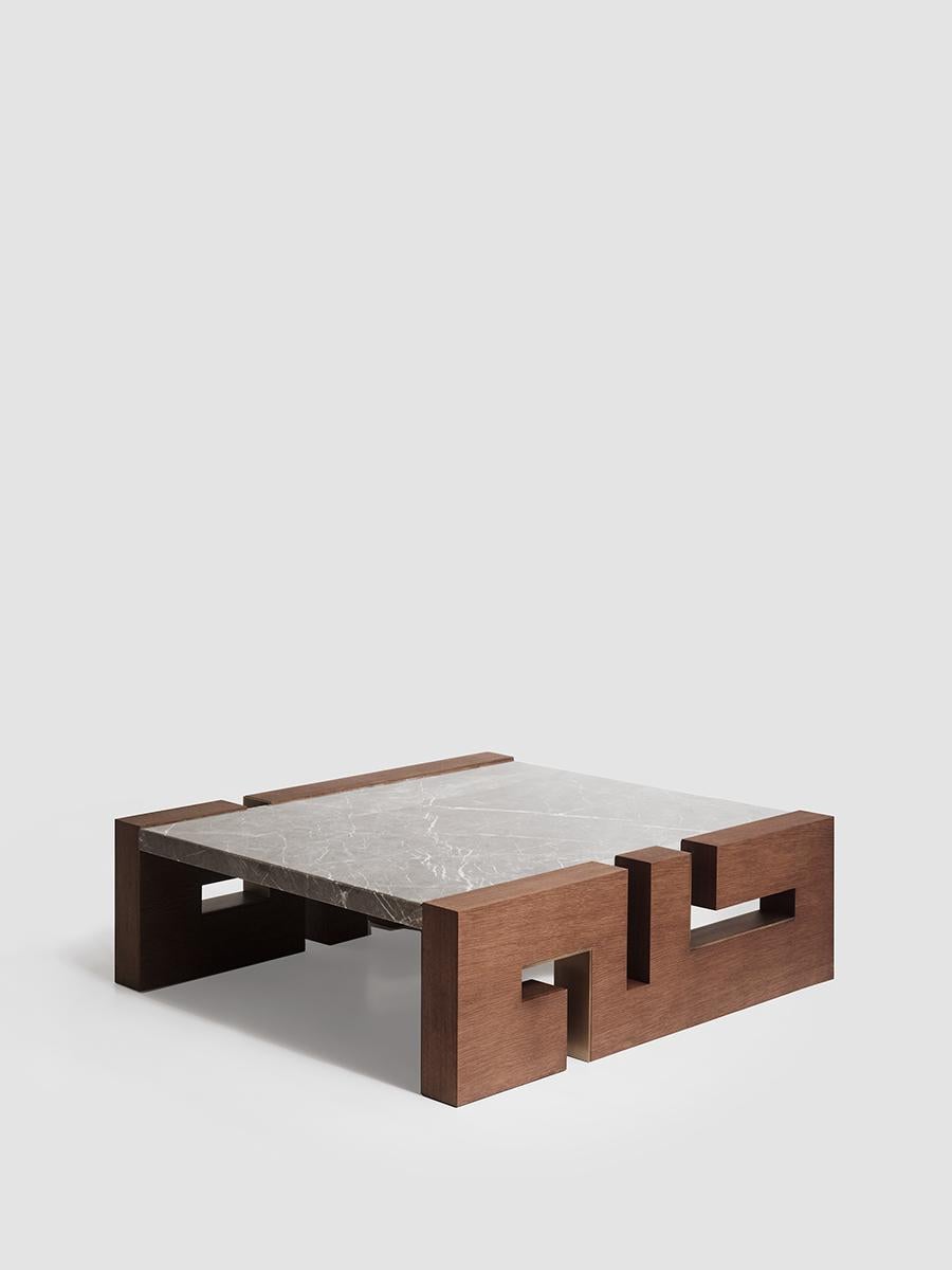 Fait main Table basse contemporaine faite à la main THISBE en bois massif et plateau en marbre par ANAKTAE en vente