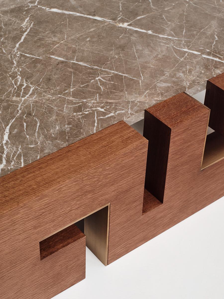 Table basse contemporaine faite à la main THISBE en bois massif et plateau en marbre par ANAKTAE Neuf - En vente à Athens, GR