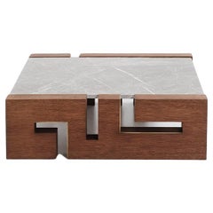 Table basse contemporaine faite à la main THISBE en bois massif et plateau en marbre par ANAKTAE