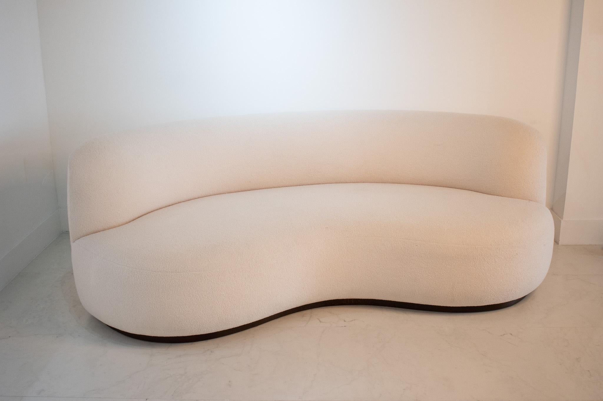 Moderne Canapé courbe contemporain fait main, rembourré en bouclé blanc en vente
