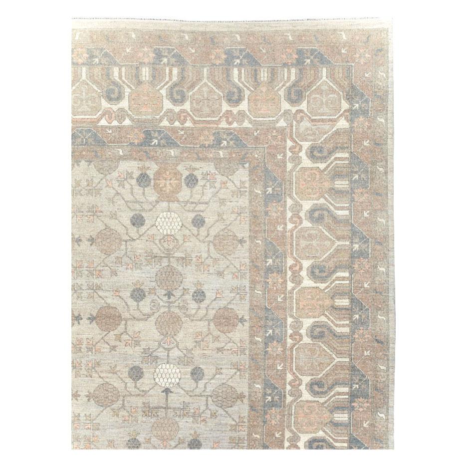 Ein zeitgenössischer ostturkestanischer Khotan-Teppich für große Räume, handgefertigt im 21. Jahrhundert.

Maße: 12' 2