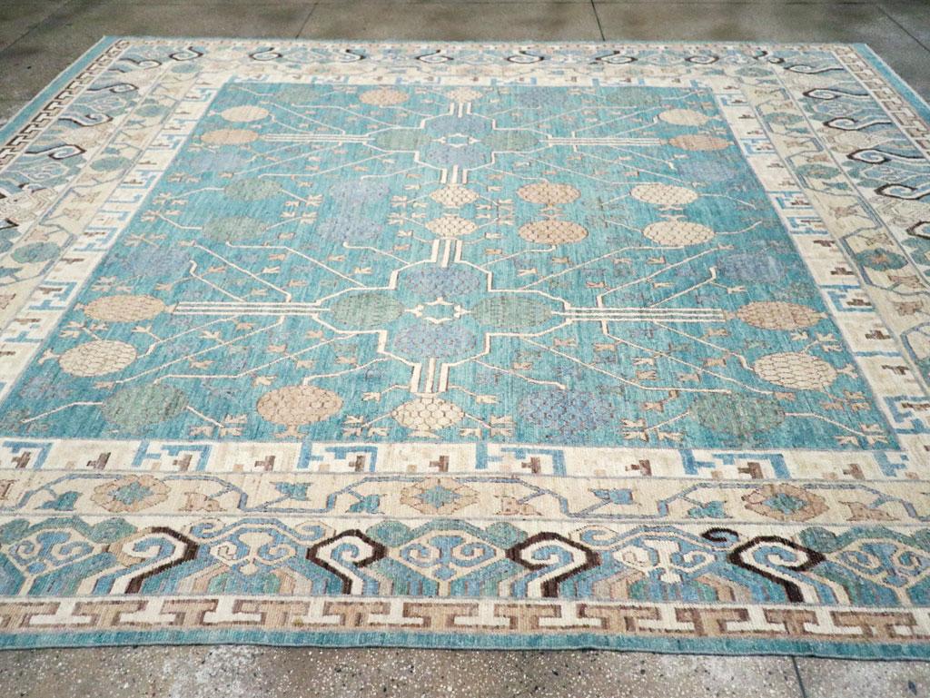 Zeitgenössischer handgefertigter großformatiger Ostturkestan-Khotan-Teppich im Zustand „Neu“ im Angebot in New York, NY