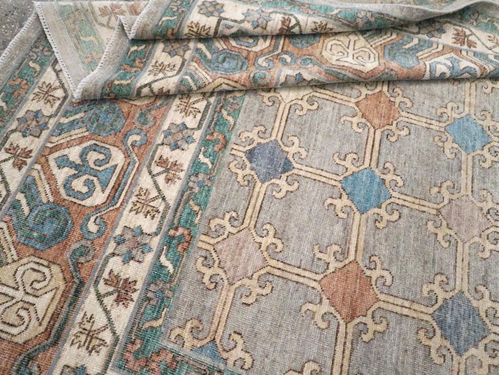 Zeitgenössischer handgefertigter ostaturkestanischer Khotan-Teppich in Zimmergröße im Angebot 2