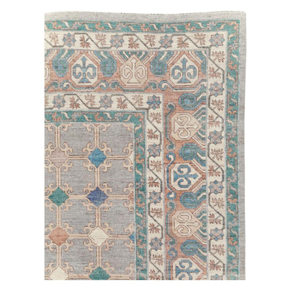 Ein moderner ostturkestanischer Khotan-Teppich in Zimmergröße, der im 21. Jahrhundert handgefertigt wurde.

Maße: 8' 2