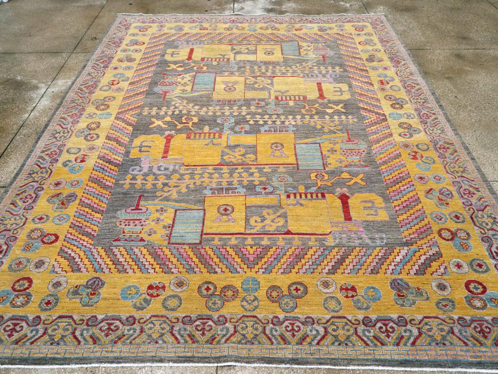 Ein moderner ostturkestanischer Khotan-Teppich in Zimmergröße, der im 21. Jahrhundert handgefertigt wurde.

Maße: 9' 5