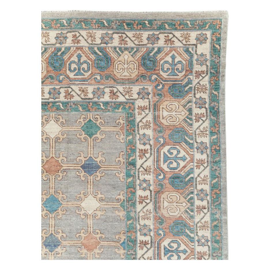 Zeitgenössischer handgefertigter ostaturkestanischer Khotan-Teppich in Zimmergröße (Moderne) im Angebot