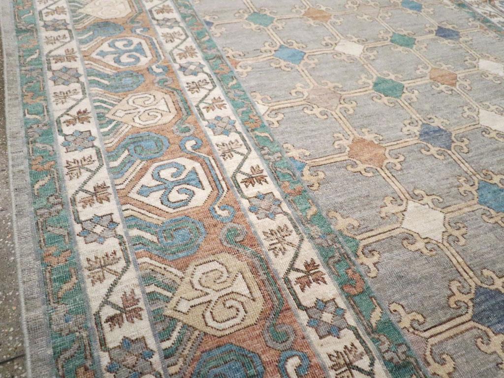 Zeitgenössischer handgefertigter ostaturkestanischer Khotan-Teppich in Zimmergröße (Handgeknüpft) im Angebot