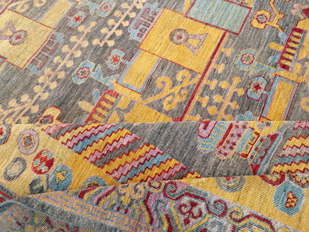Zeitgenössischer handgefertigter Ostturkestanischer Khotan-Teppich in Zimmergröße (Wolle) im Angebot