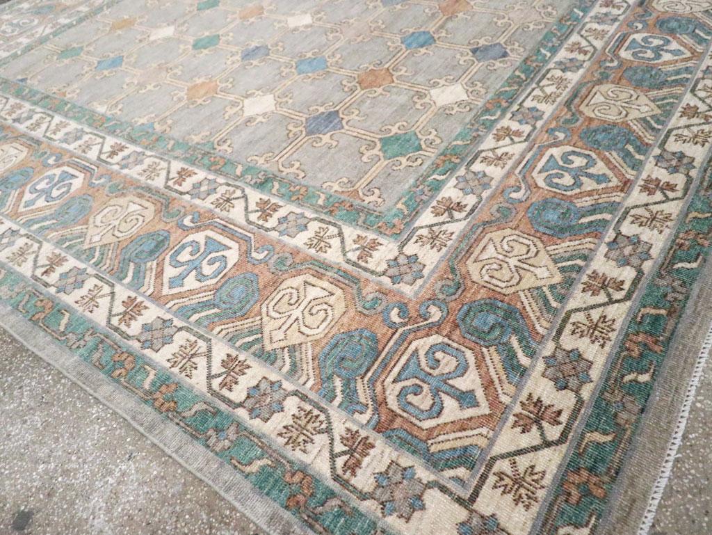 Zeitgenössischer handgefertigter ostaturkestanischer Khotan-Teppich in Zimmergröße (Wolle) im Angebot
