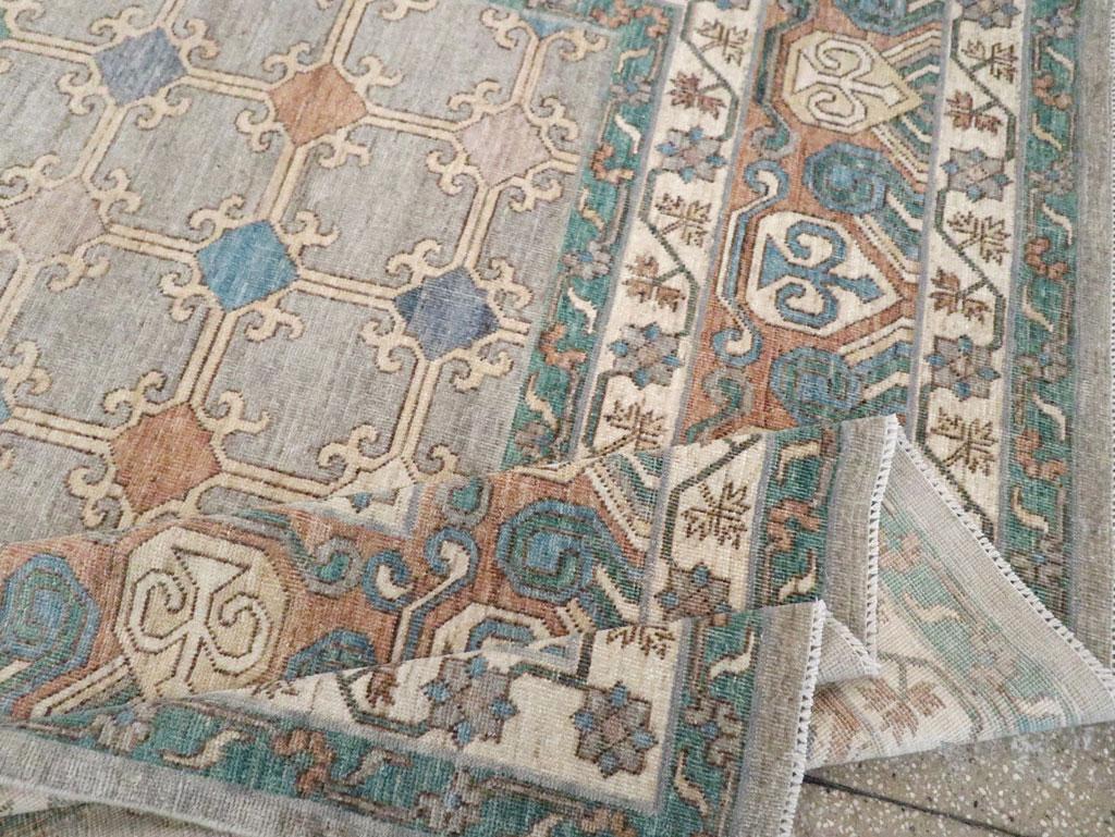 Zeitgenössischer handgefertigter ostaturkestanischer Khotan-Teppich in Zimmergröße im Angebot 1