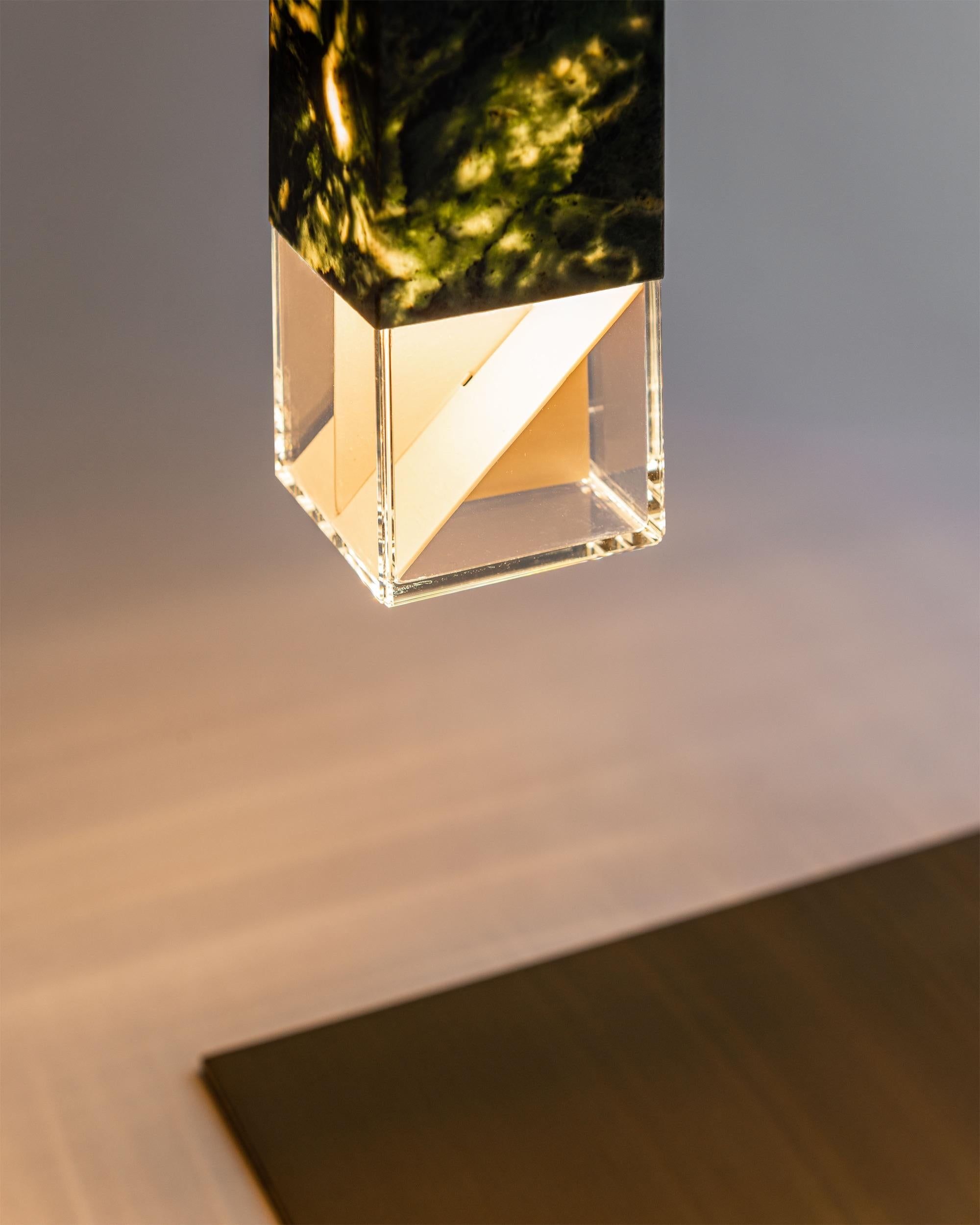 Lampe de table contemporaine faite à la main en marbre vert et laiton par Formaminima en vente 3