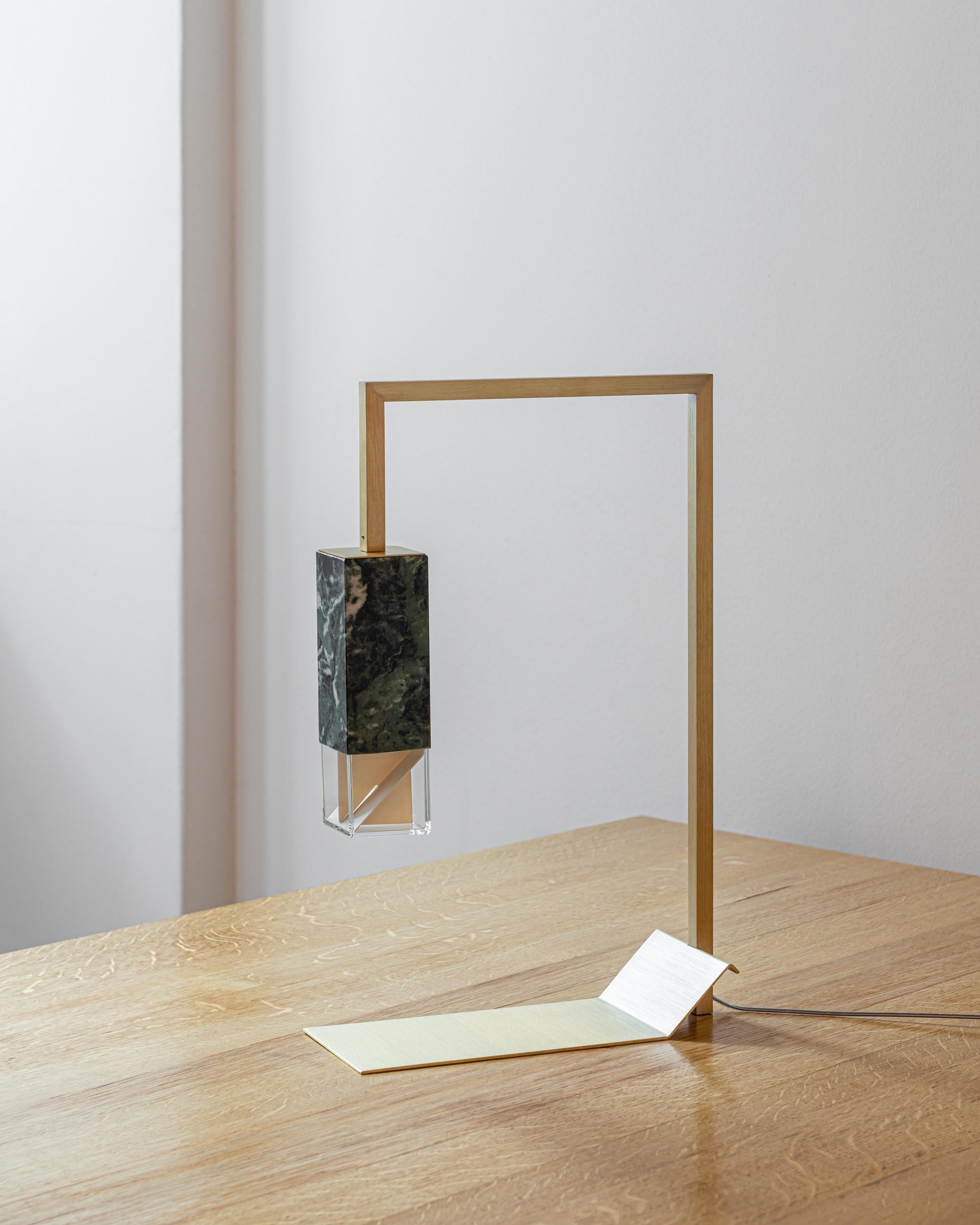 Lampe de table contemporaine faite à la main en marbre vert et laiton par Formaminima en vente 1