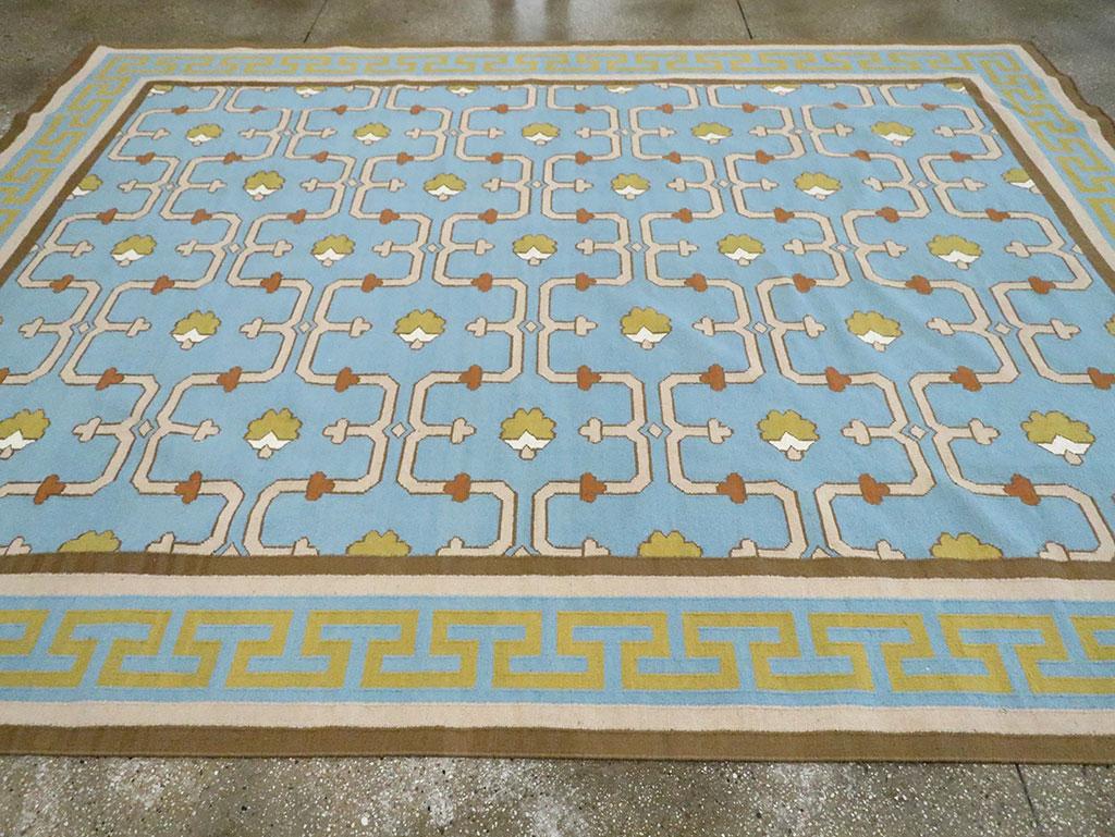 Zeitgenössischer handgefertigter indischer Flachgewebe- Dhurrie-Teppich in Hellblau im Zustand „Neu“ im Angebot in New York, NY