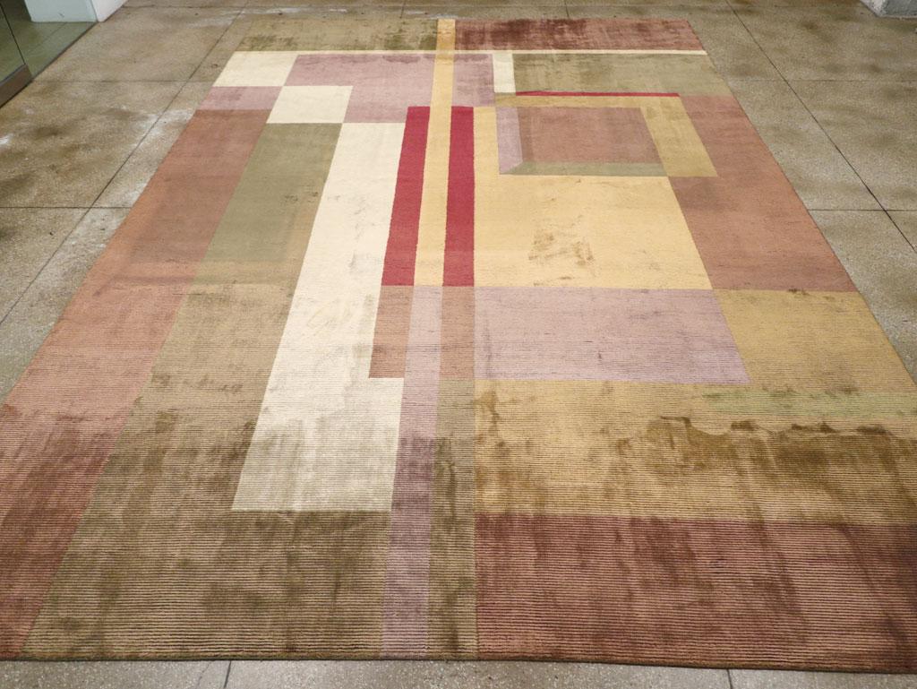 Ein moderner großer indischer Art-Deco-Teppich, der im 21. Jahrhundert aus Bambusseide handgefertigt wurde.

Maße: 12' 1