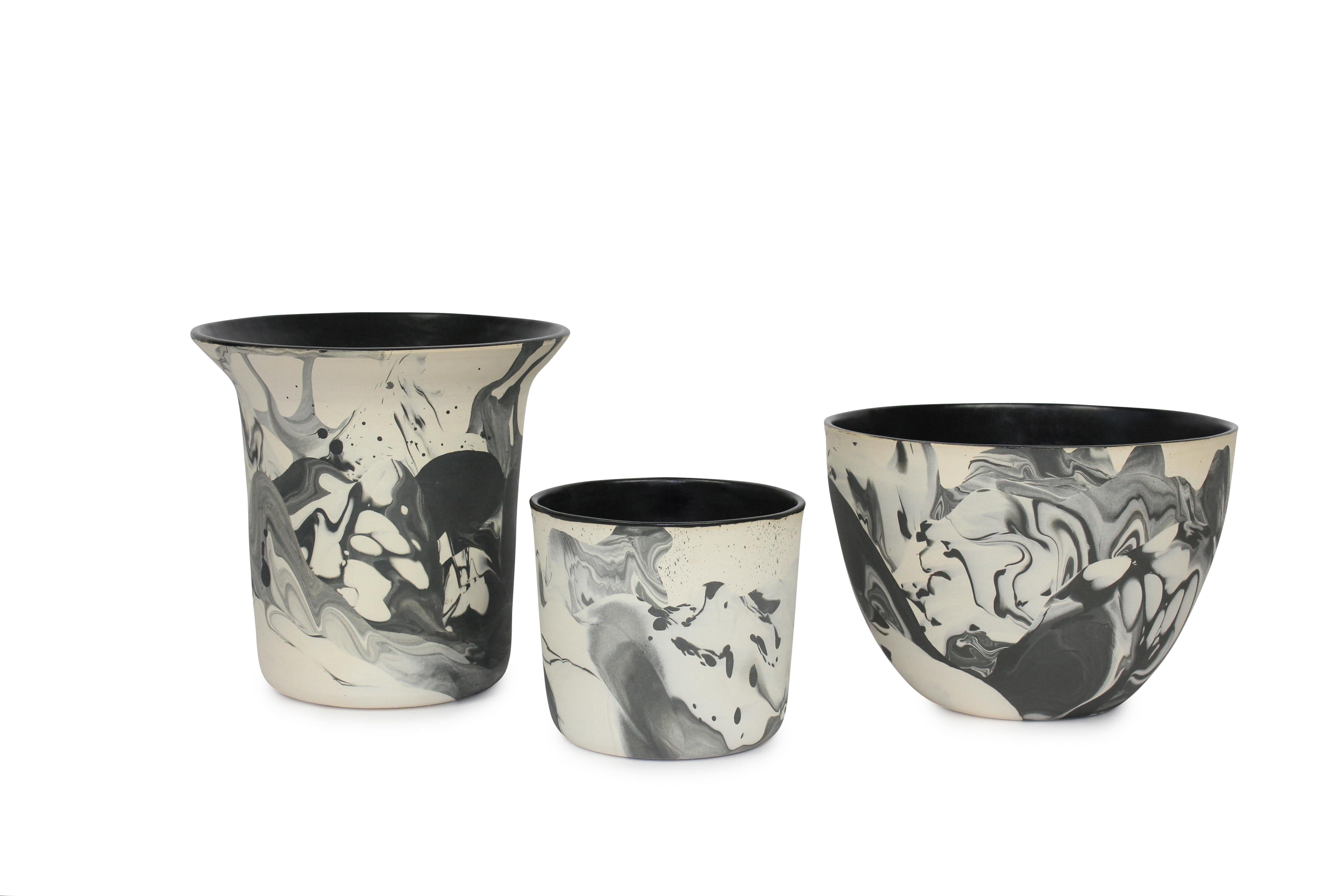 Zeitgenössischer handgefertigter Becher aus marmorierter Keramik in Schwarz und Weiß (Moderne) im Angebot