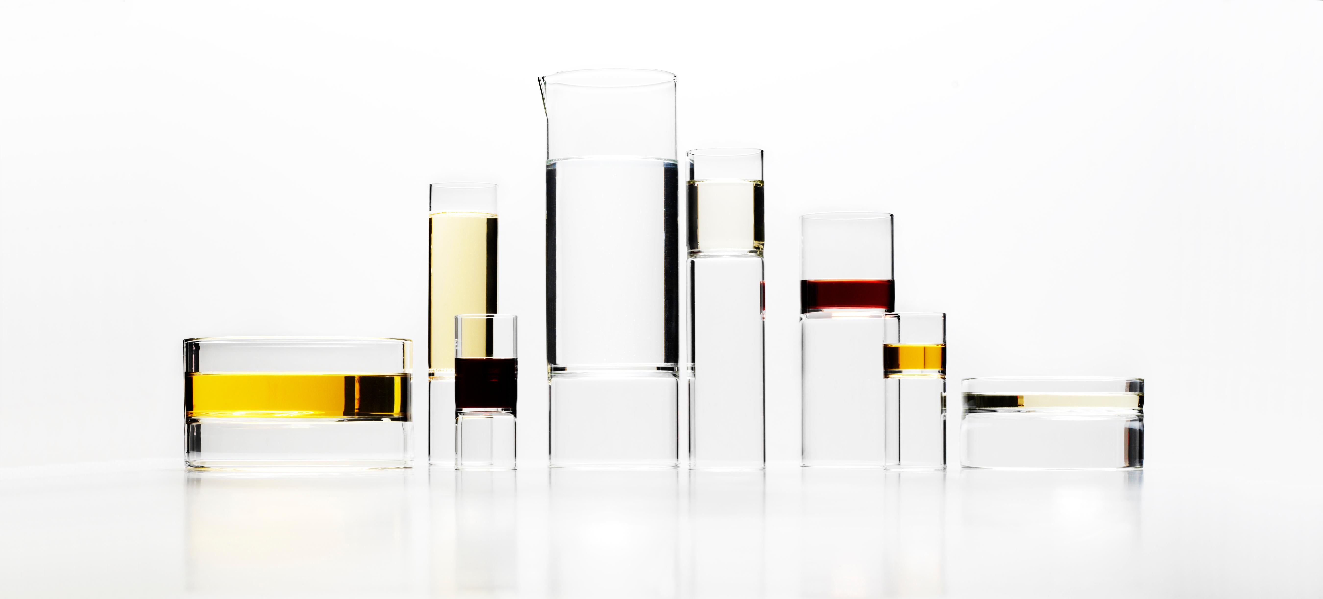 EU Kunden Zeitgenössisches minimalistisches tschechisches Glas-Set mit 1 Karat und 6 Wasser- und Weinflaschen, auf Lager (21. Jahrhundert und zeitgenössisch)