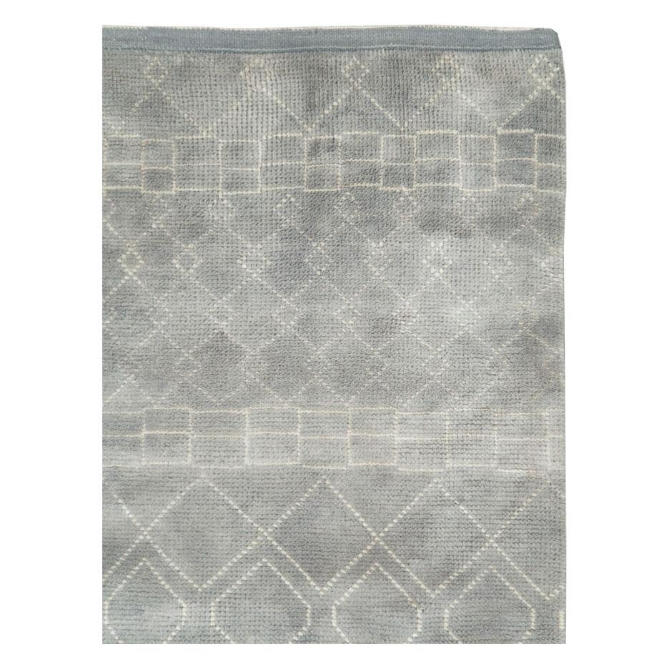 Mid-Century Modern Contemporary Handmade Moroccan Room Size Carpet in Grey and White For Sale