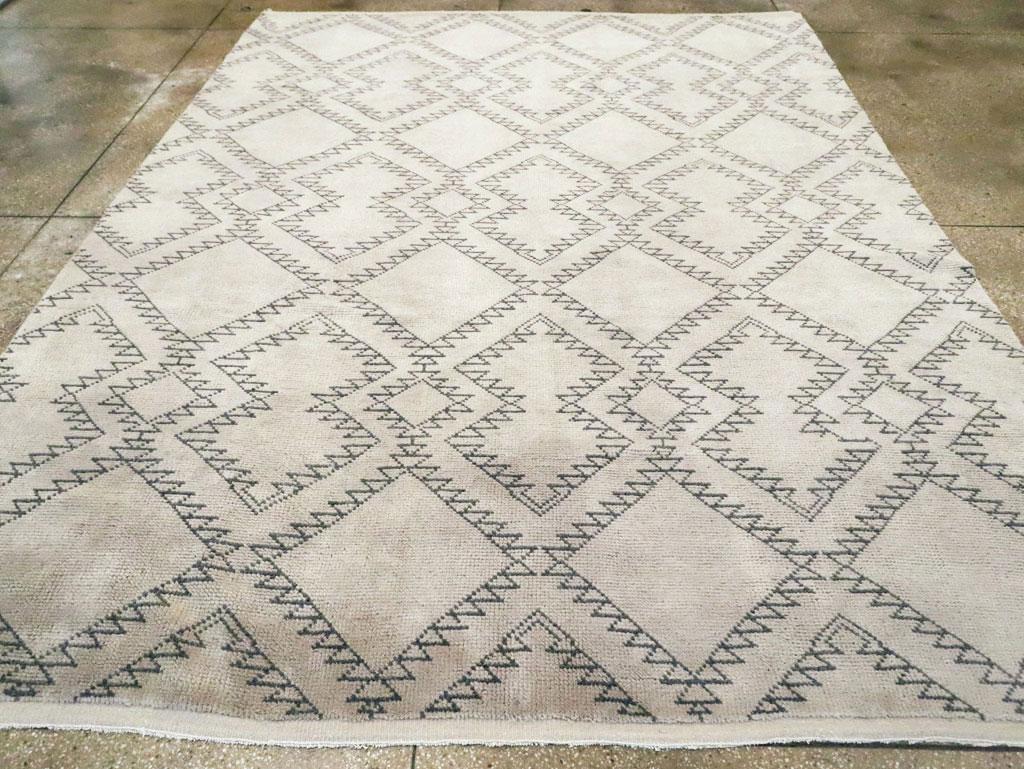 Contemporary Handmade Moroccan Room Size Carpet In Ivory and Charcoal In New Condition In New York, NY