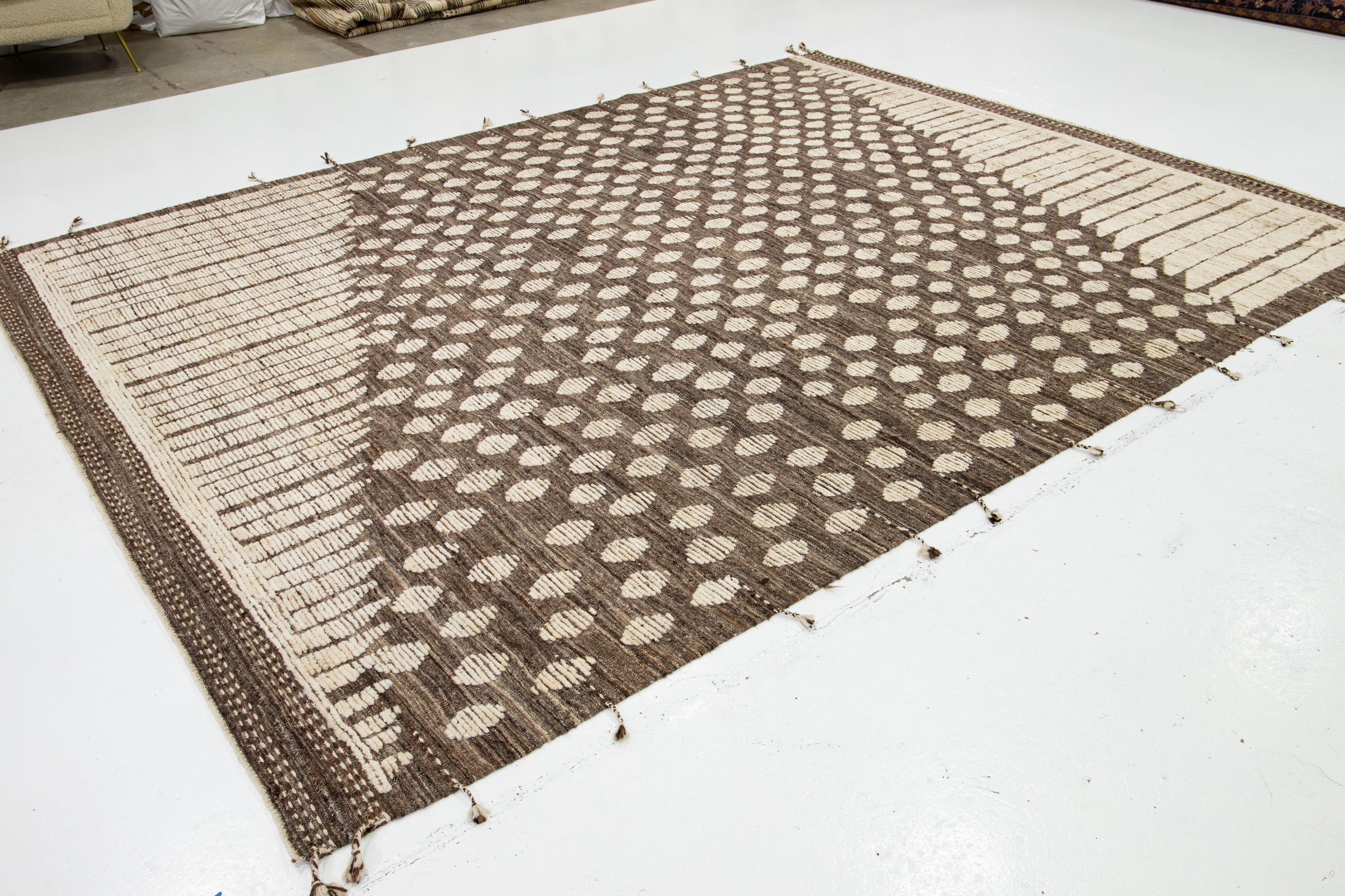 Moderno Tappeto di lana in stile marocchino contemporaneo fatto a mano in marrone con disegno geometrico in vendita