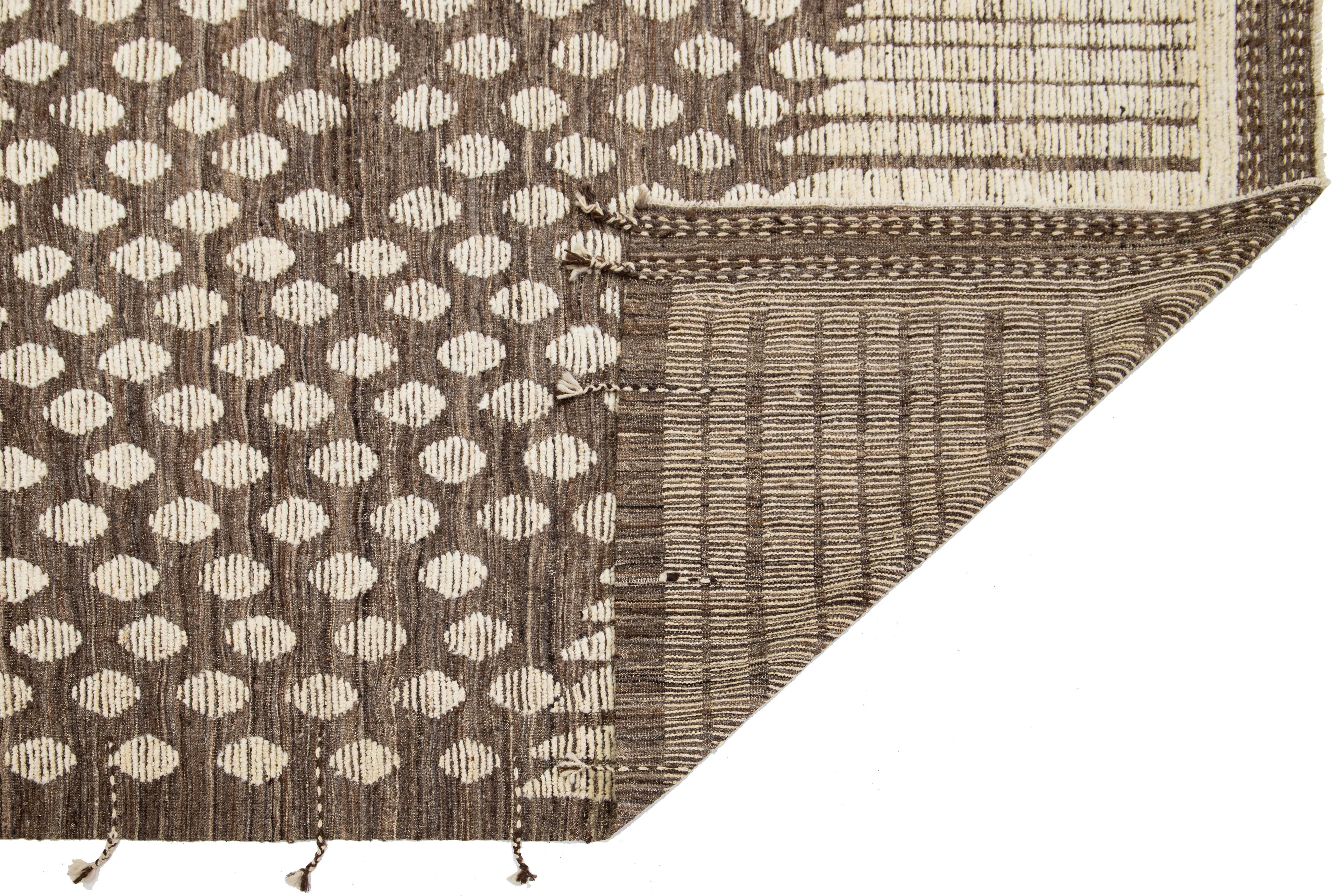 Pakistano Tappeto di lana in stile marocchino contemporaneo fatto a mano in marrone con disegno geometrico in vendita