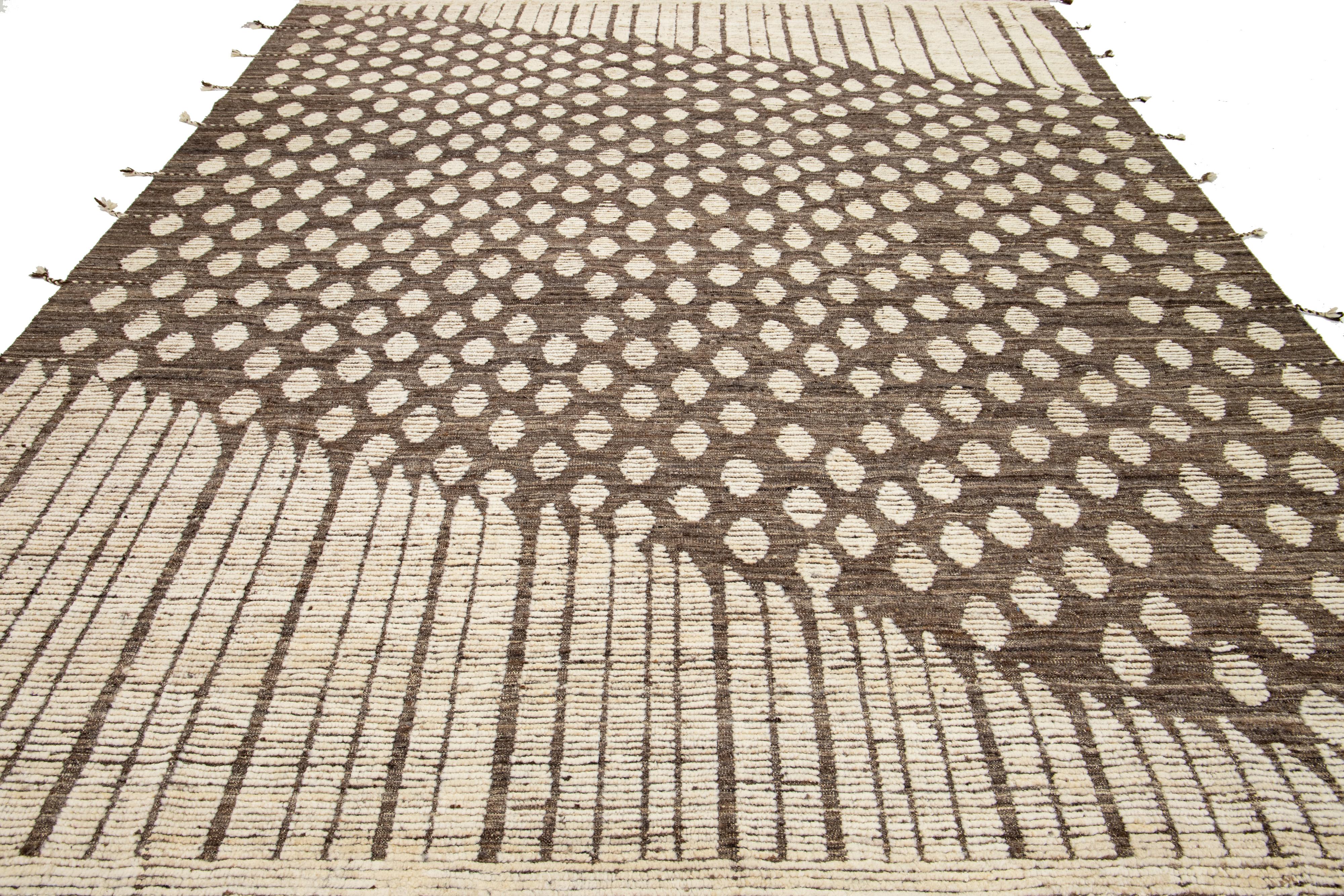 XXI secolo e contemporaneo Tappeto di lana in stile marocchino contemporaneo fatto a mano in marrone con disegno geometrico in vendita