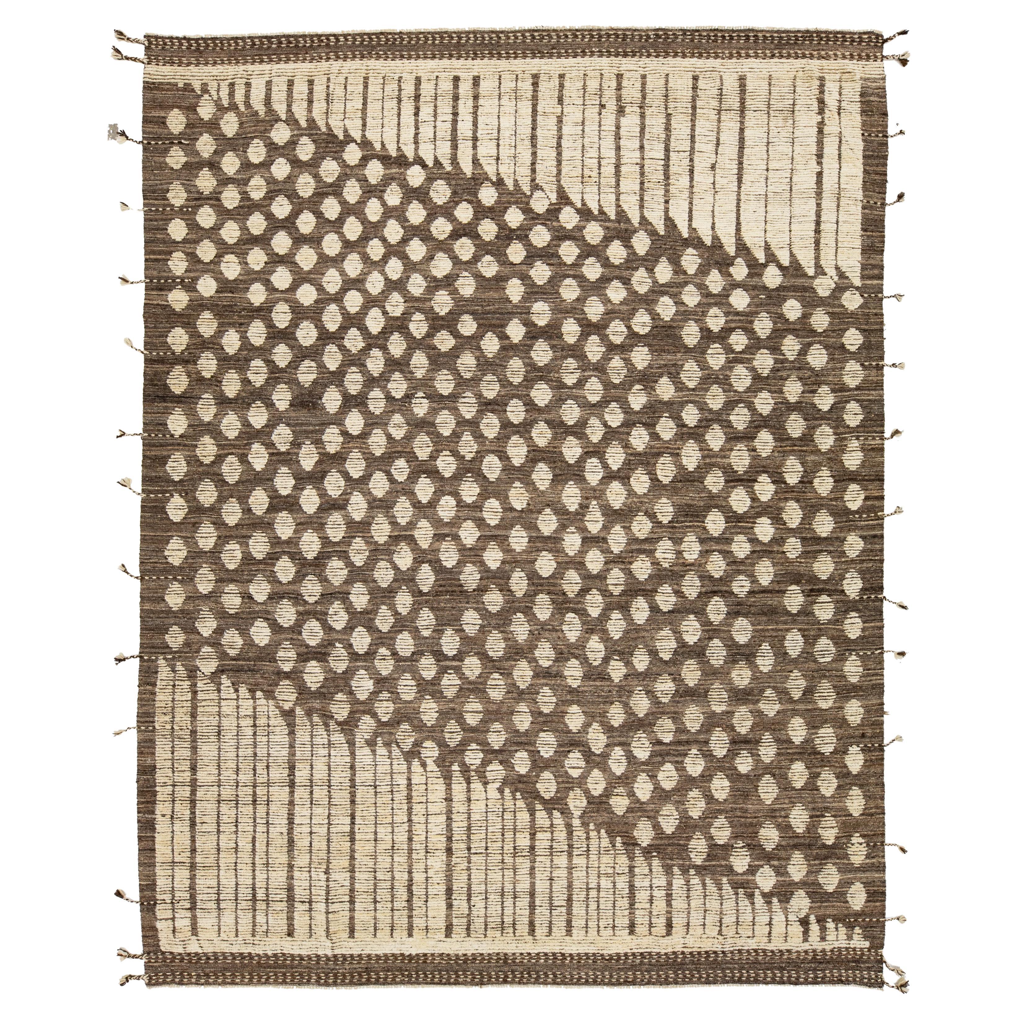 Tappeto di lana in stile marocchino contemporaneo fatto a mano in marrone con disegno geometrico in vendita